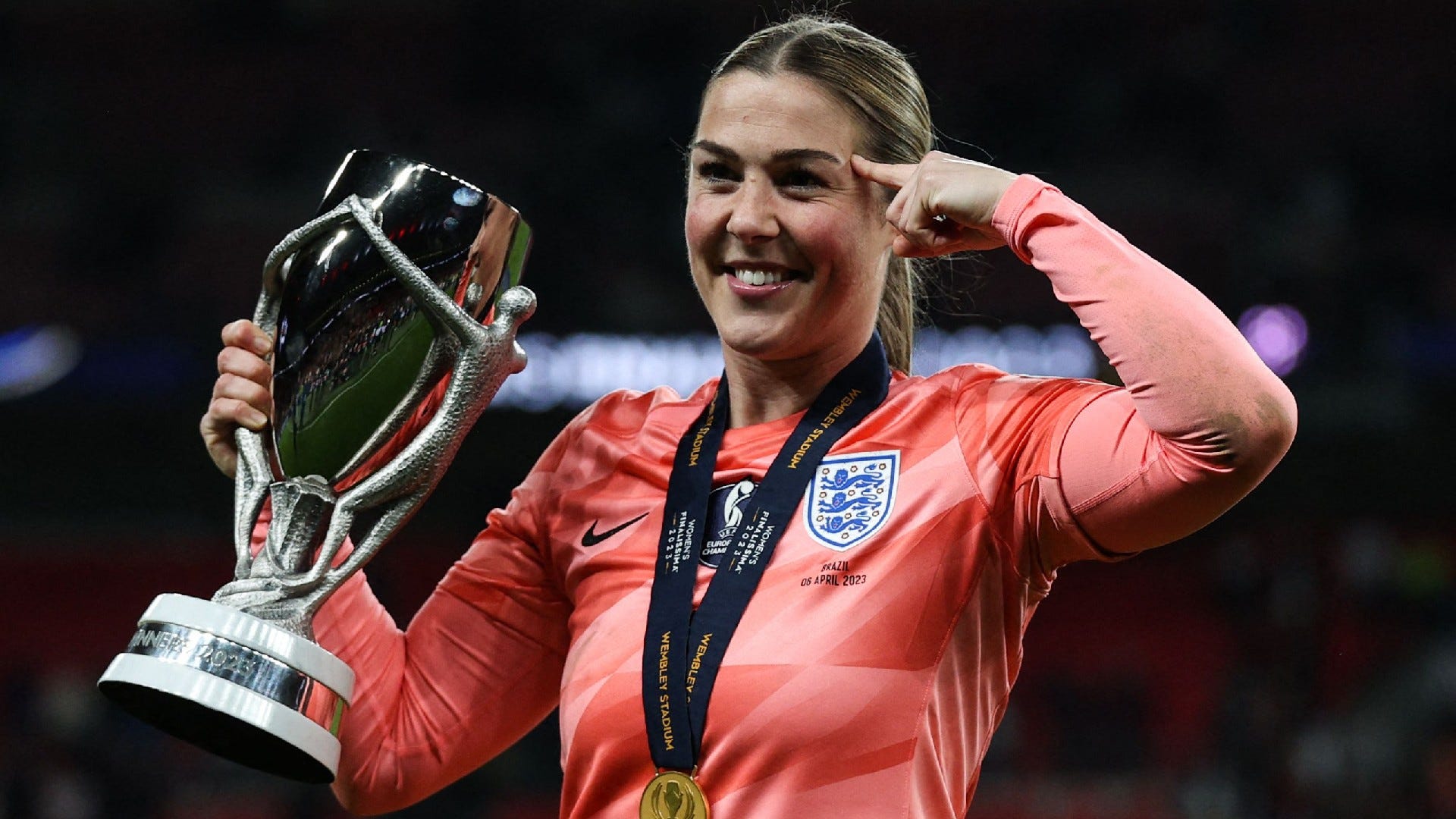 WATCH: 'Stop it!' - Mary Earps gets rousing ovation from entire Manchester United squad for latest award win as Sarina Wiegman & Peter Schmeichel send special congratulatory messages