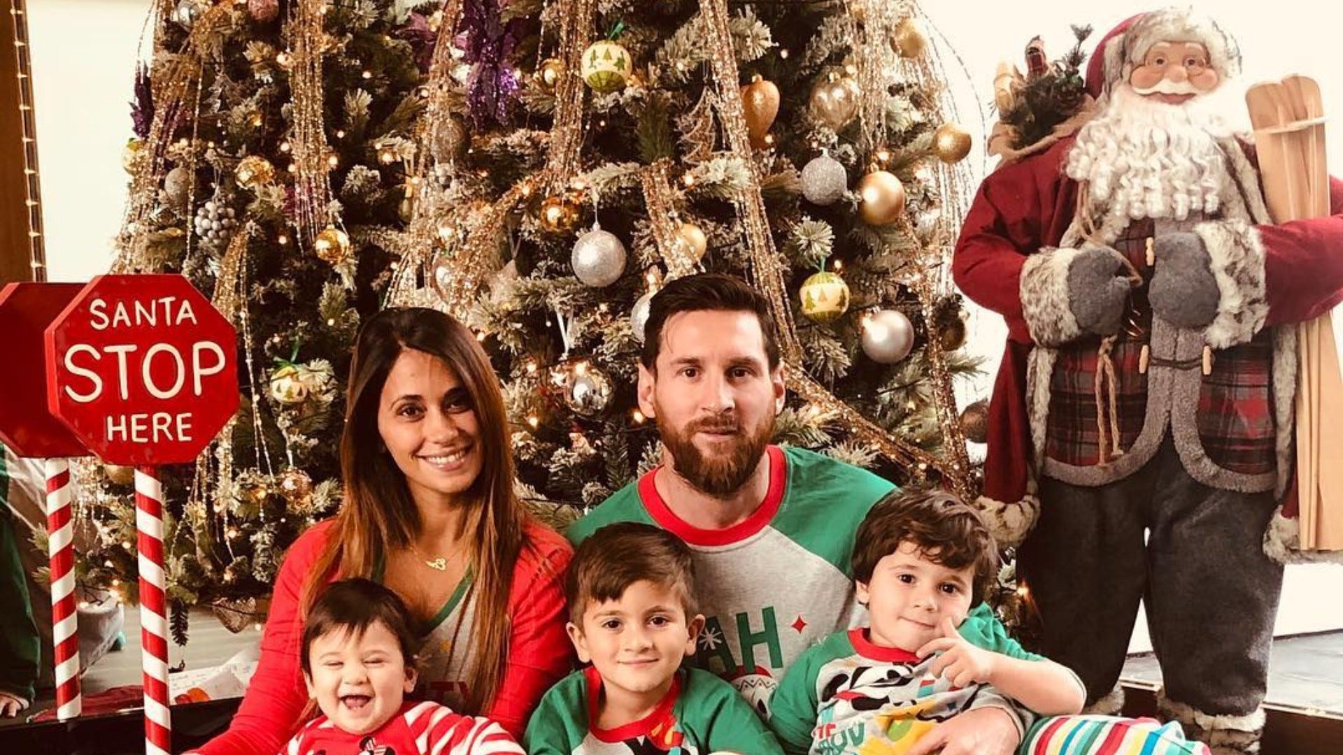 Lionel Messi, Antonela Roccuzzo y sus hijos con Papá Noel en Navidad