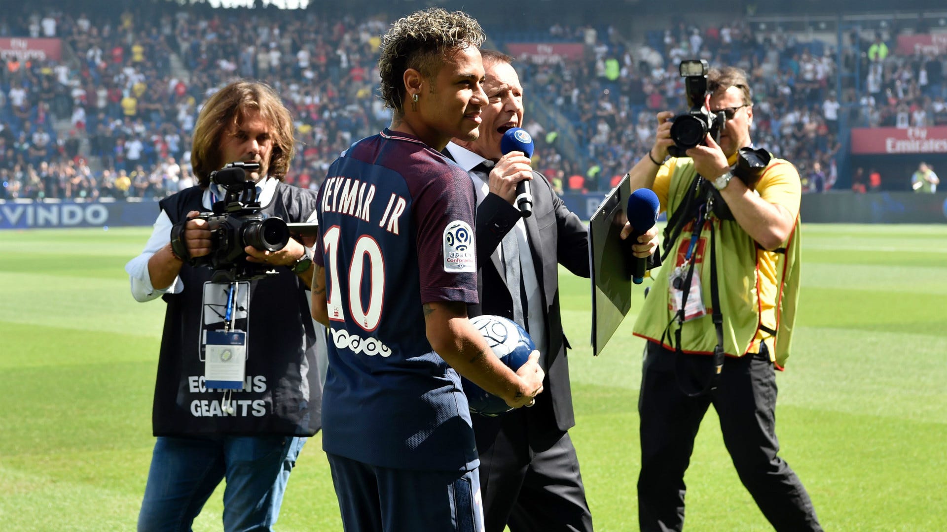 Hình ảnh con trai tiền đạo Croatia an ủi Neymar gây sốt thế giới