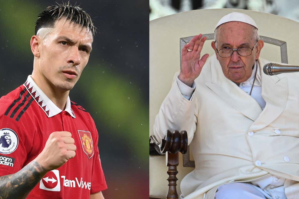 Pope Francis a fan of Lisandro Martinez?! Signed shirt of Man Utd defender  presented to supreme pontiff during Vatican visit | Goal.com Uganda