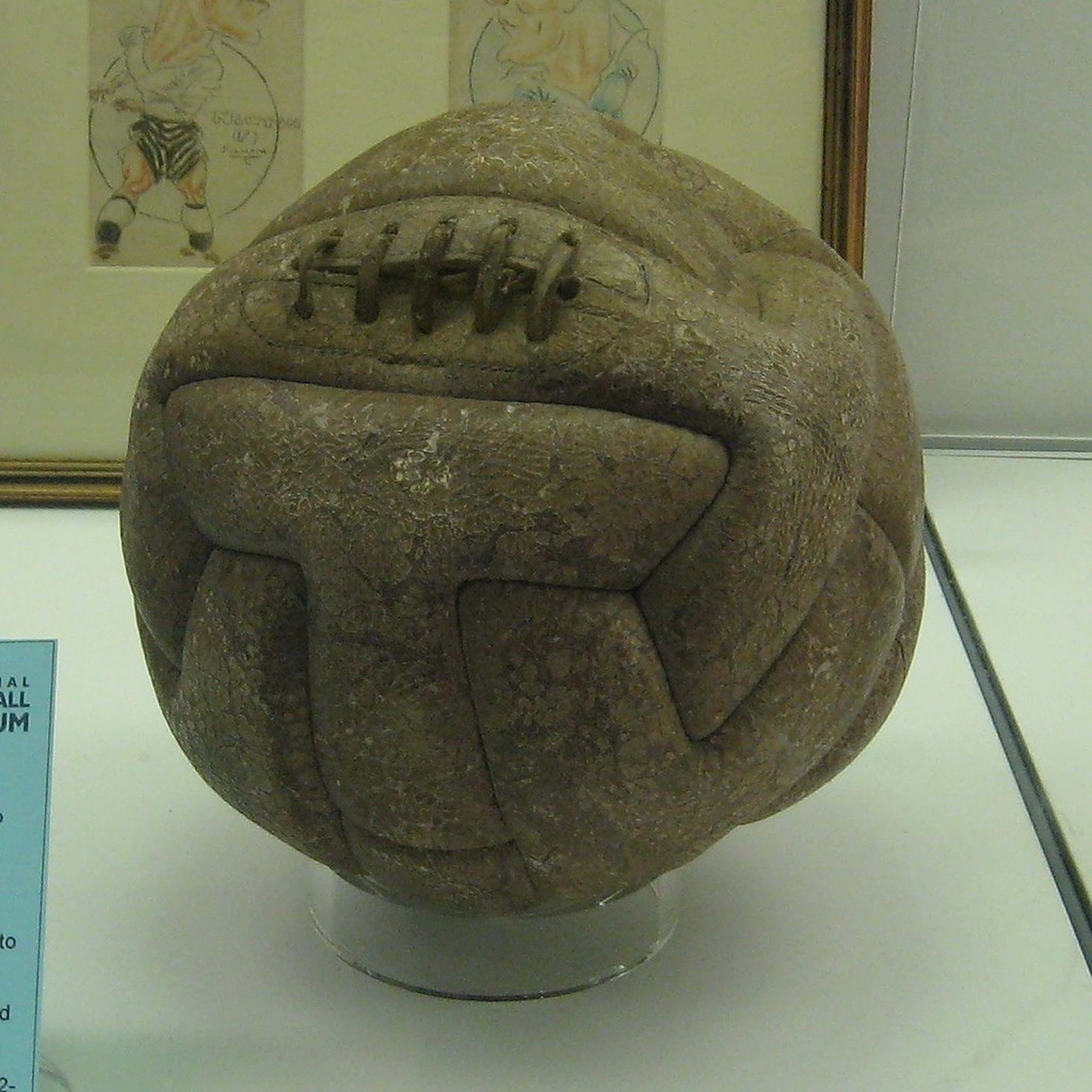 Первый мяч в футболе. Футбольный мяч Уругвай 1930 года. Самый первый футбольный мяч в мире.