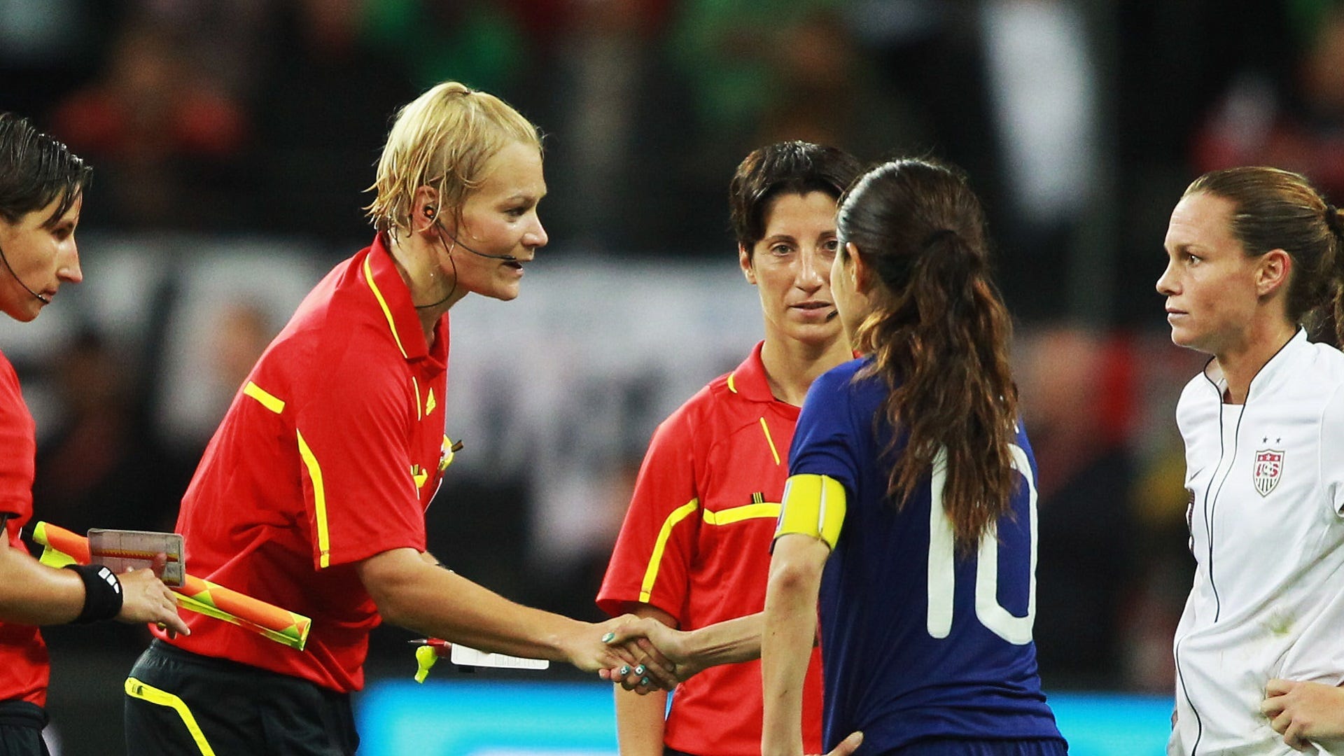 ブンデスリーガに初の女性審判が誕生 女子サッカーではw杯 五輪決勝を担当 Goal Com 日本