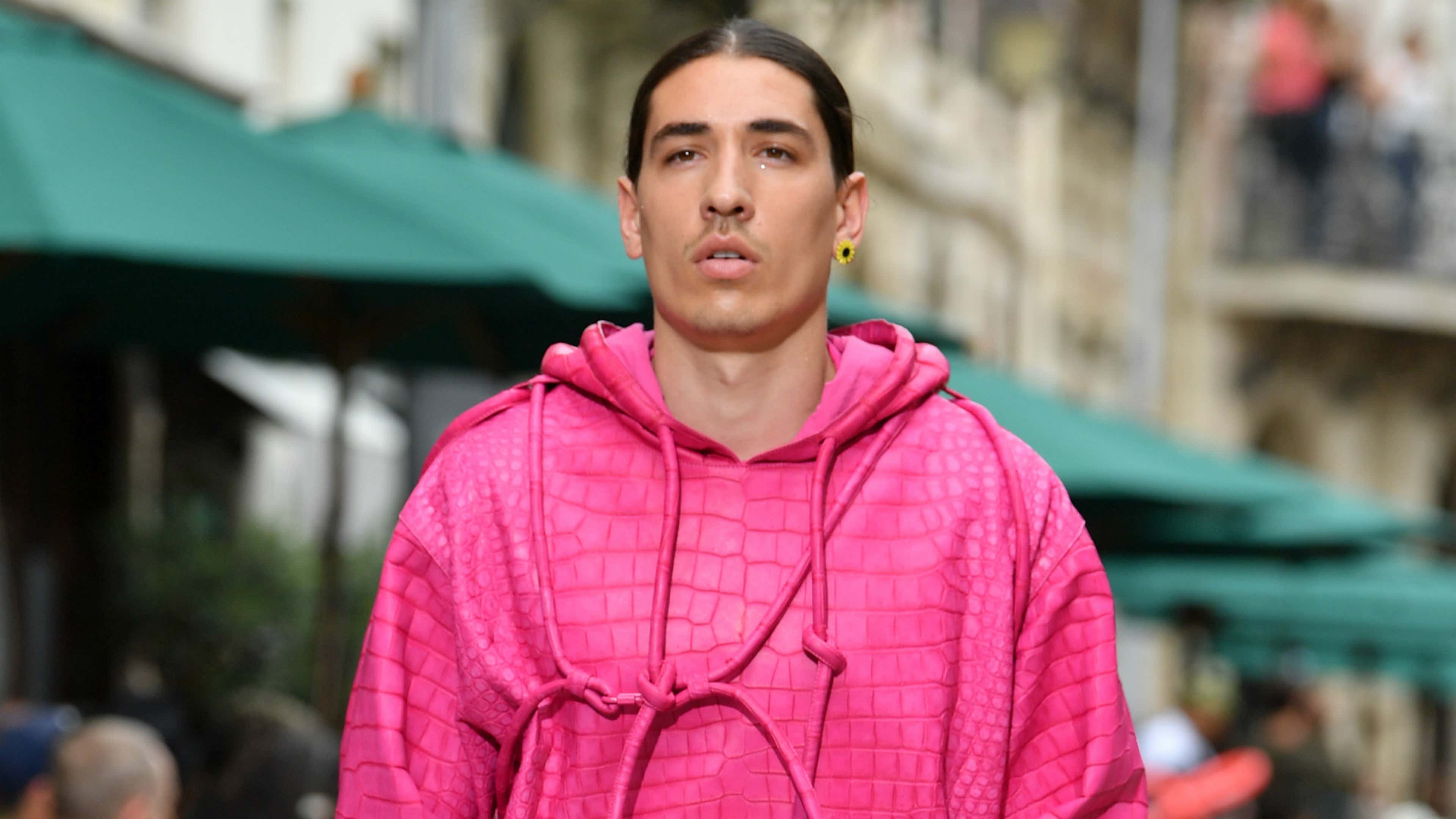 Hector Bellerin takes in London Fashion Week catwalk show while