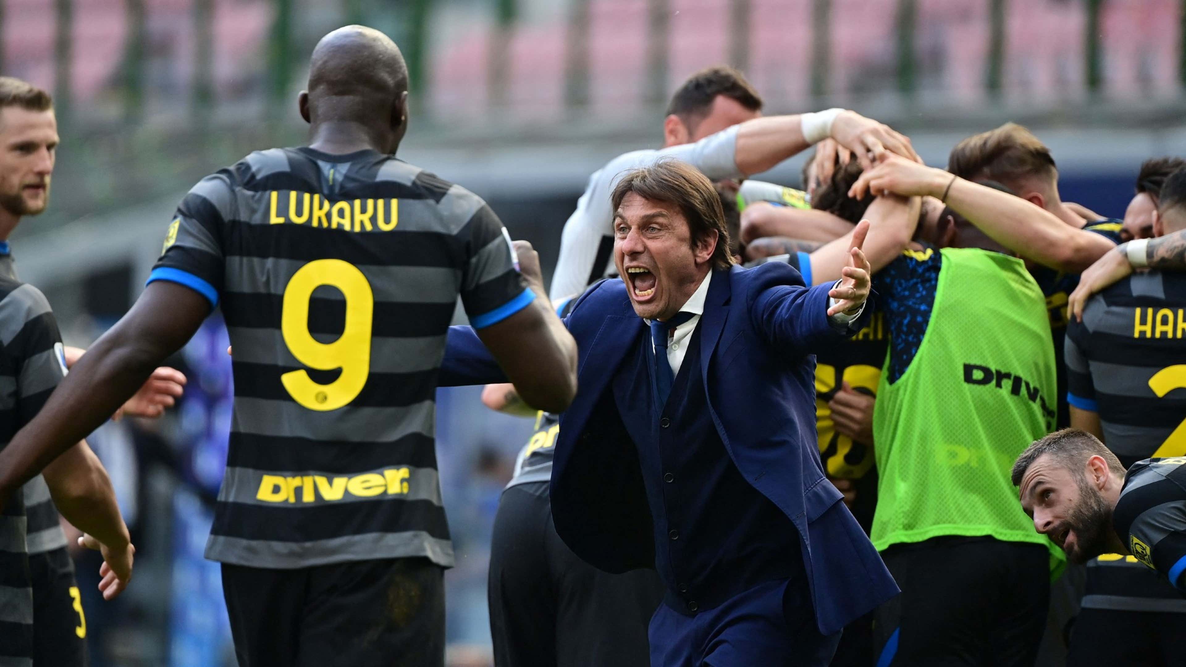 Inter celebrating Romelu Lukaku Antonio Conte