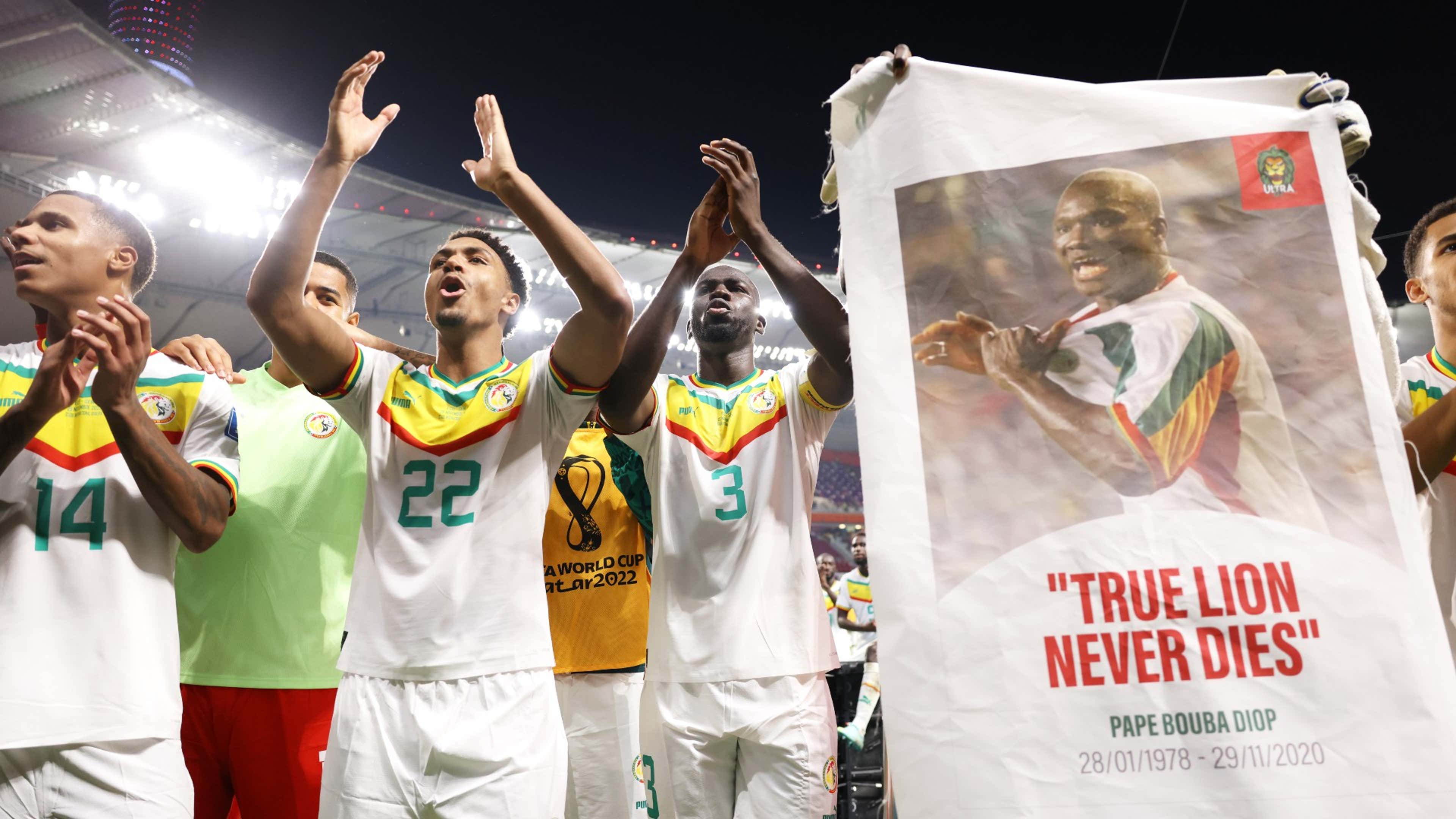 Torcida e jogadores de Senegal fazem homenagem a Papa Bouba Diop