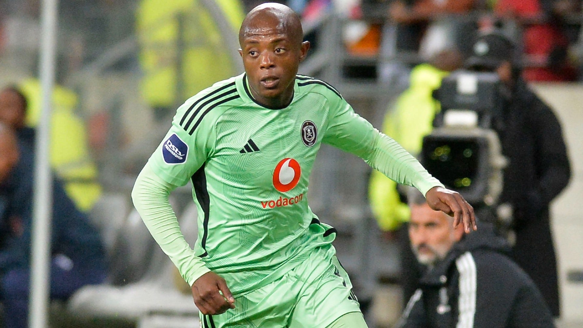 Riveiro makes plea to Orlando Pirates supporters on red-hot Zakhele Lepasa