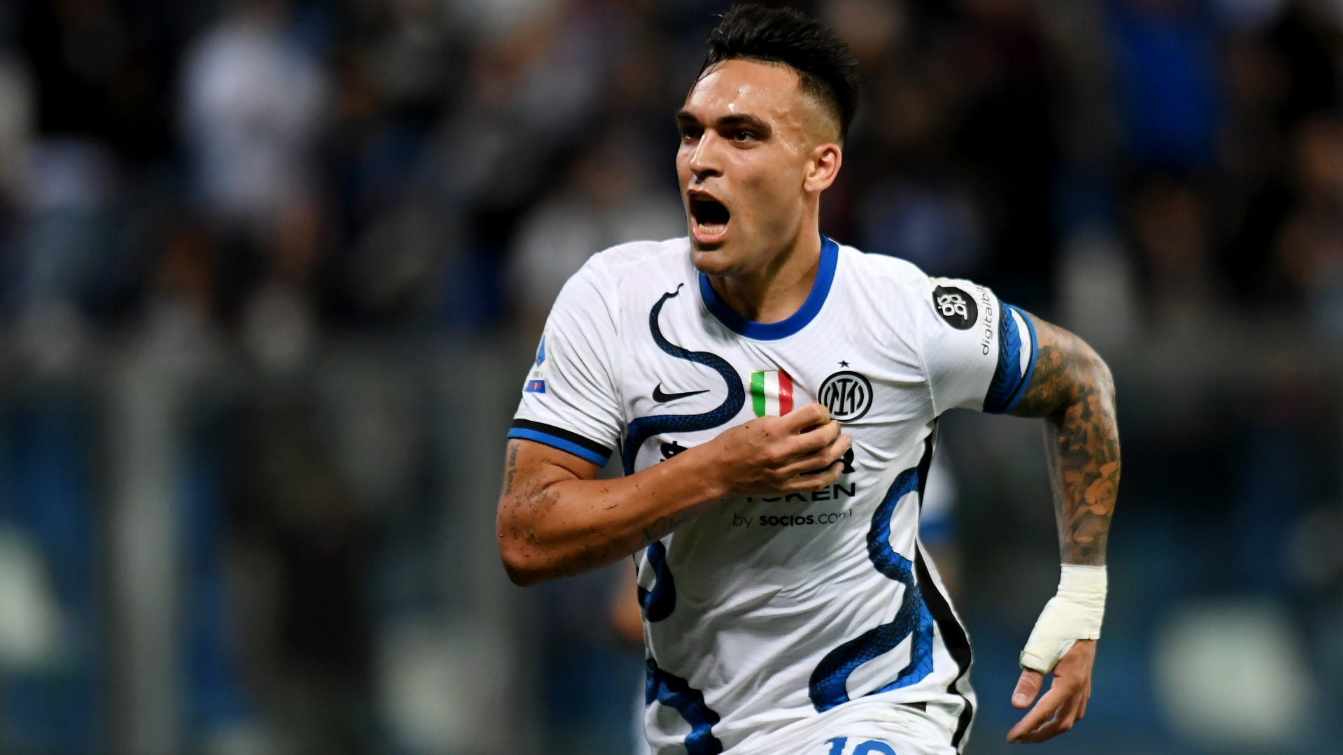 Lautaro Martinez celebrating Sassuolo Inter Serie A