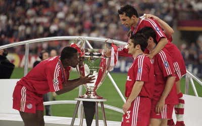 Samuel Kuffour 2001 Champions League final Bayern Munich trophy