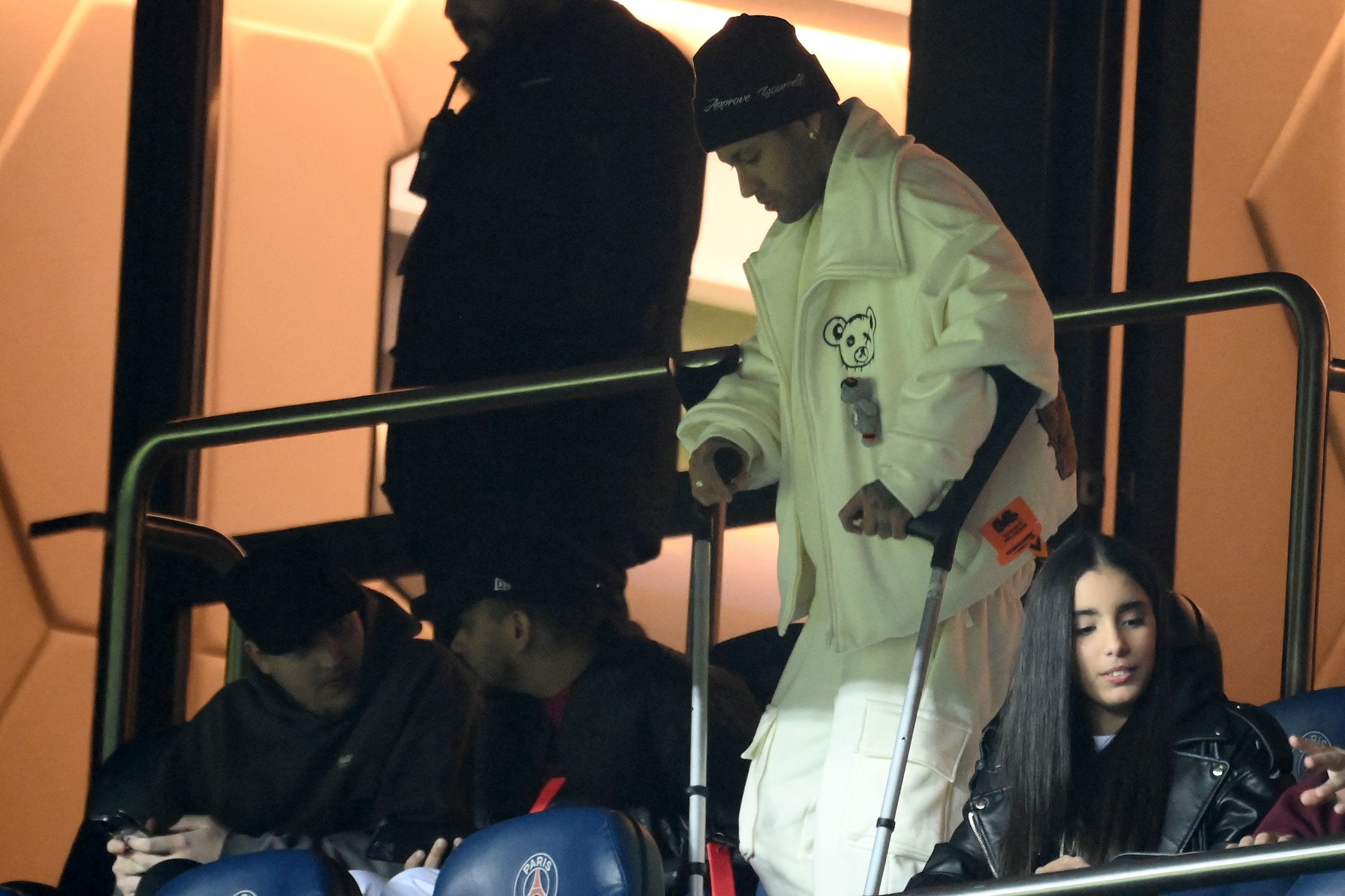 Neymar crutches Paris Saint-Germain 2023