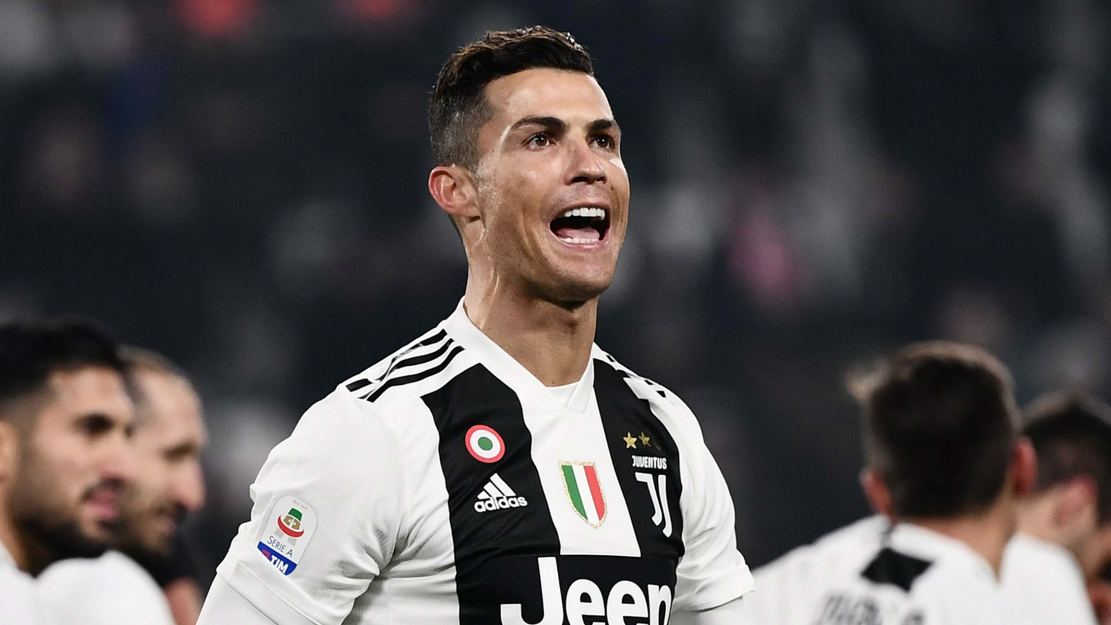 Cristiano Ronaldo autografa una maglia del Real: Non ce l'hai