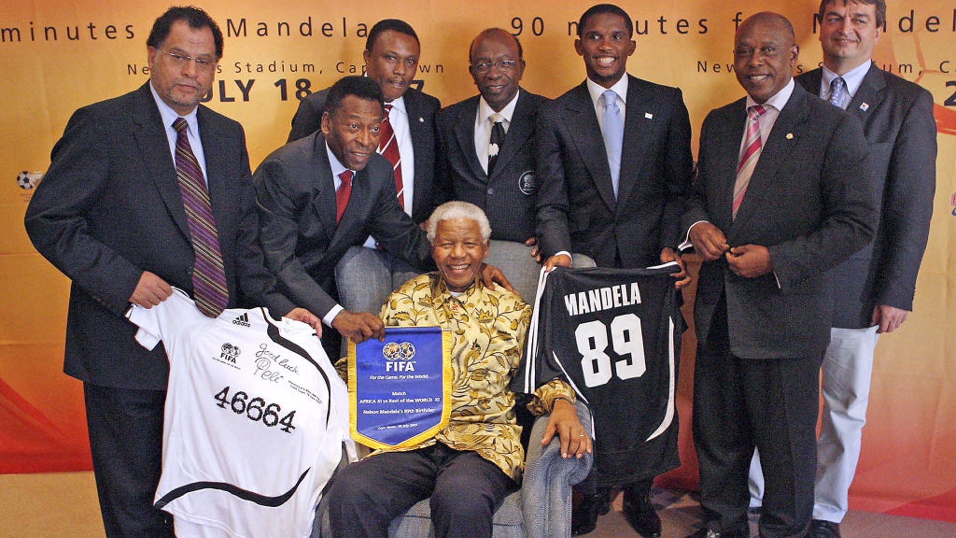 Pele cùng với Kaizer Chiefs, Orlando Pirates bên cạnh tổng thống Manela