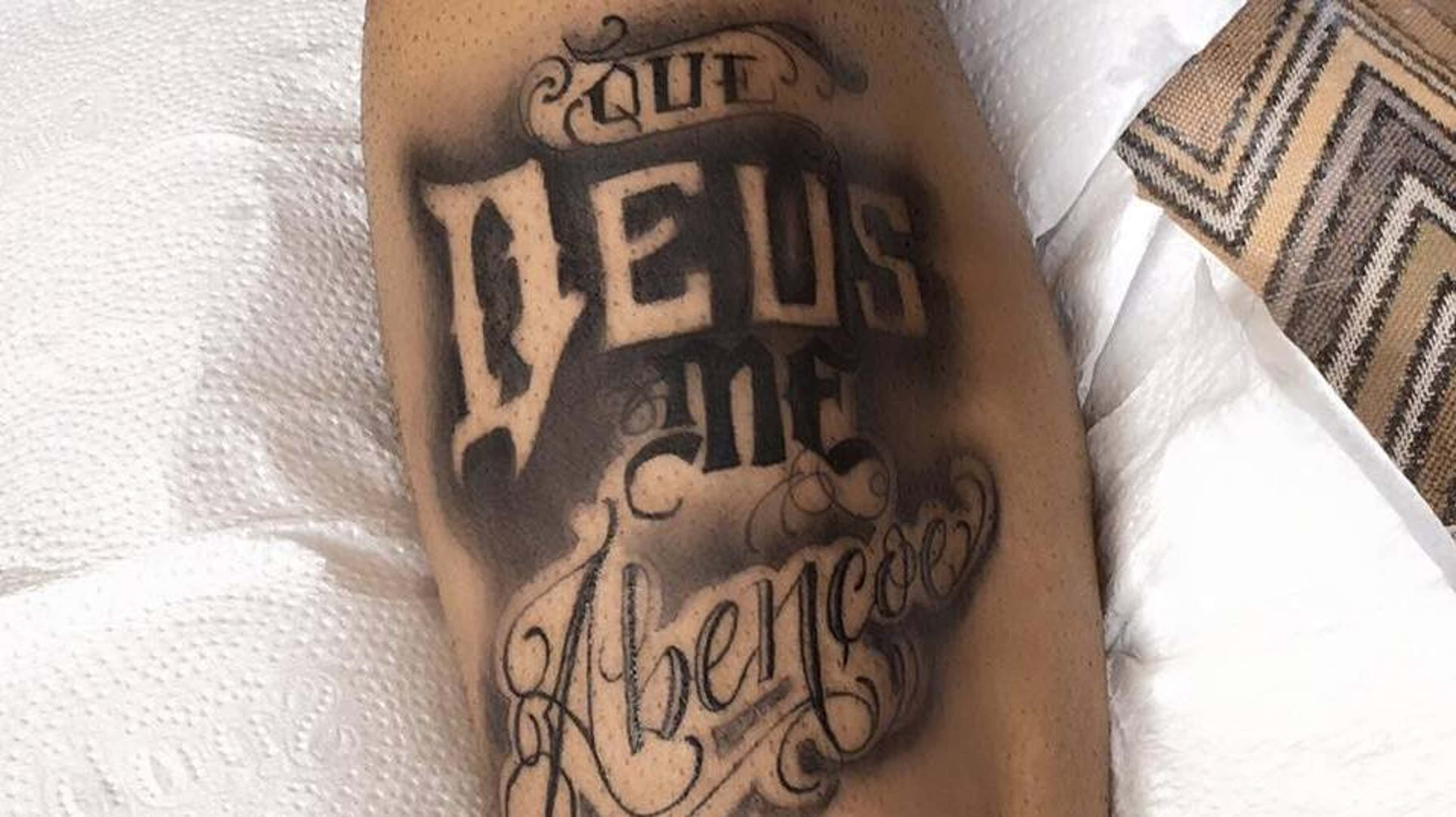Ele vive  Boas ideias para tatuagem, Tatuagens inteligentes, Tatuagem de  cruz masculina