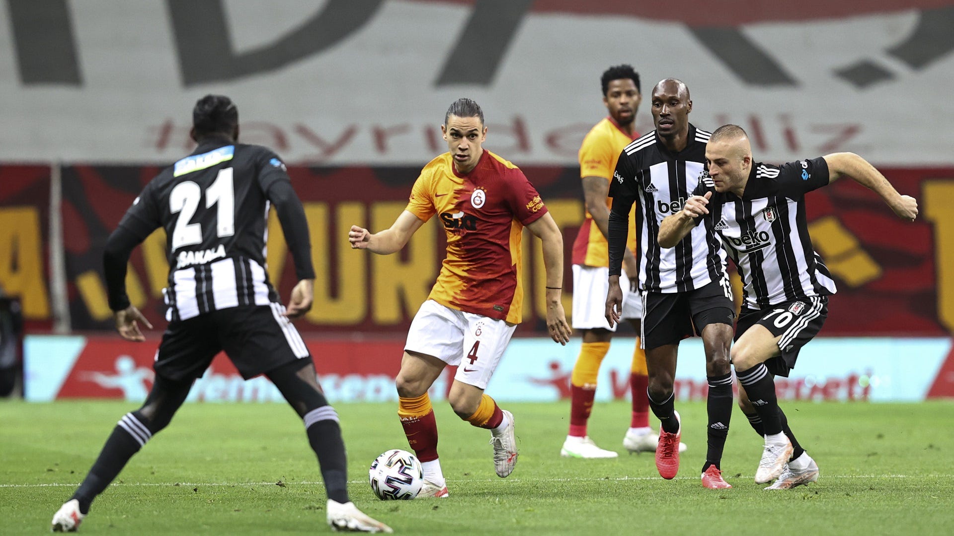 Süper Lig Galatasaray schlägt Besiktas und macht das Meisterrennen spannend