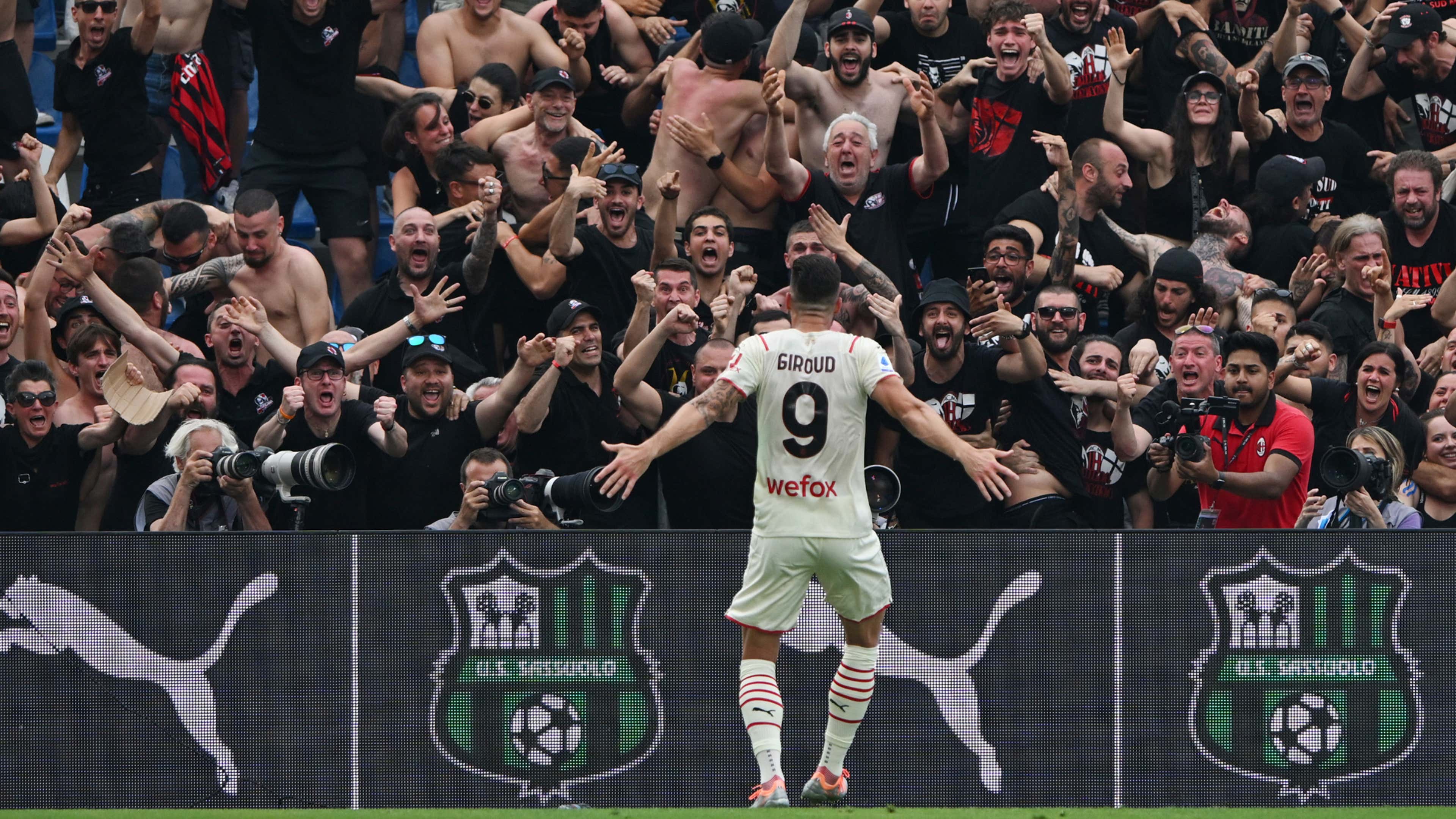 Giroud celebrating Sassuolo Milan Serie A