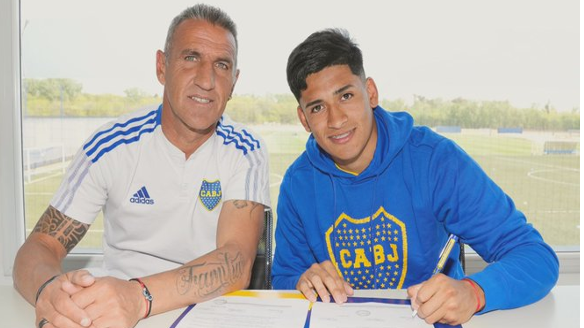 Simón Rivero firmando con Boca