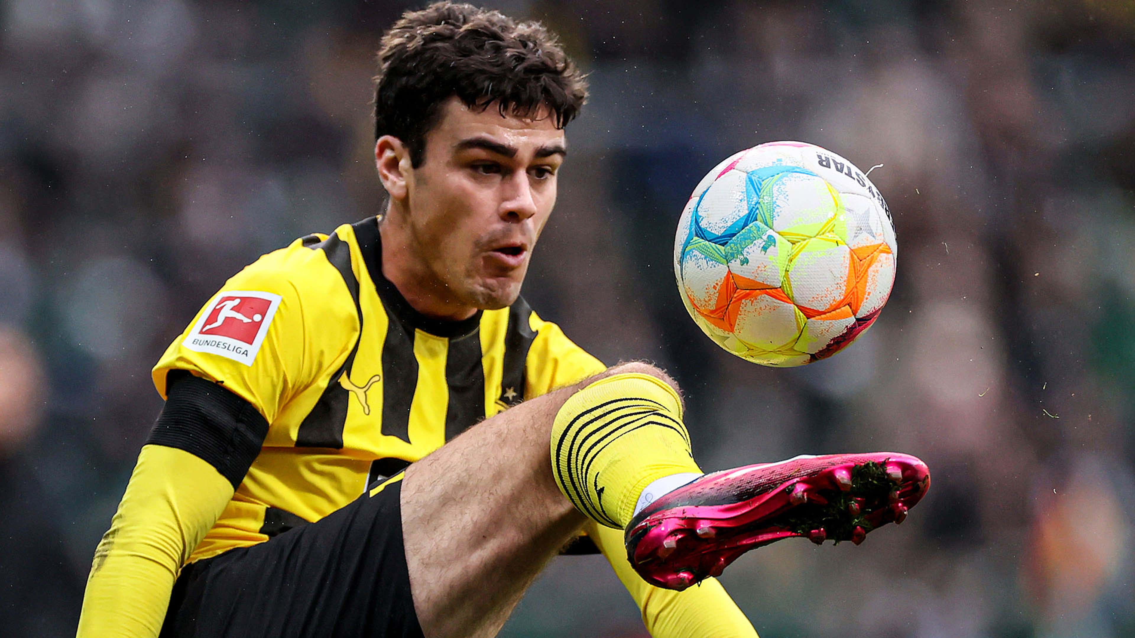 Giovanni Reyna of Borussia Dortmund U19 controls the ball during