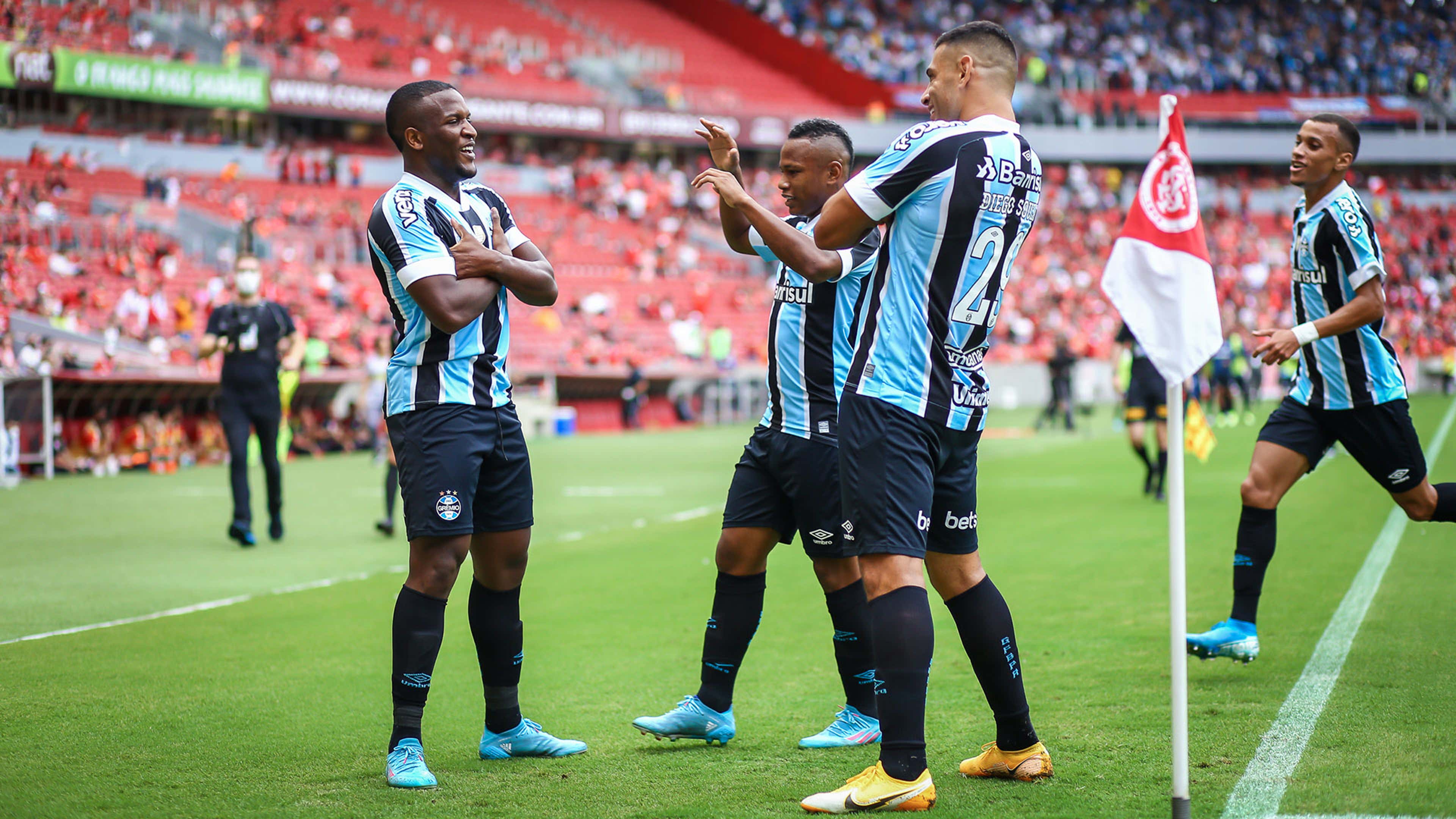 Grêmio vence Inter e se aproxima da final do Campeonato Gaúcho