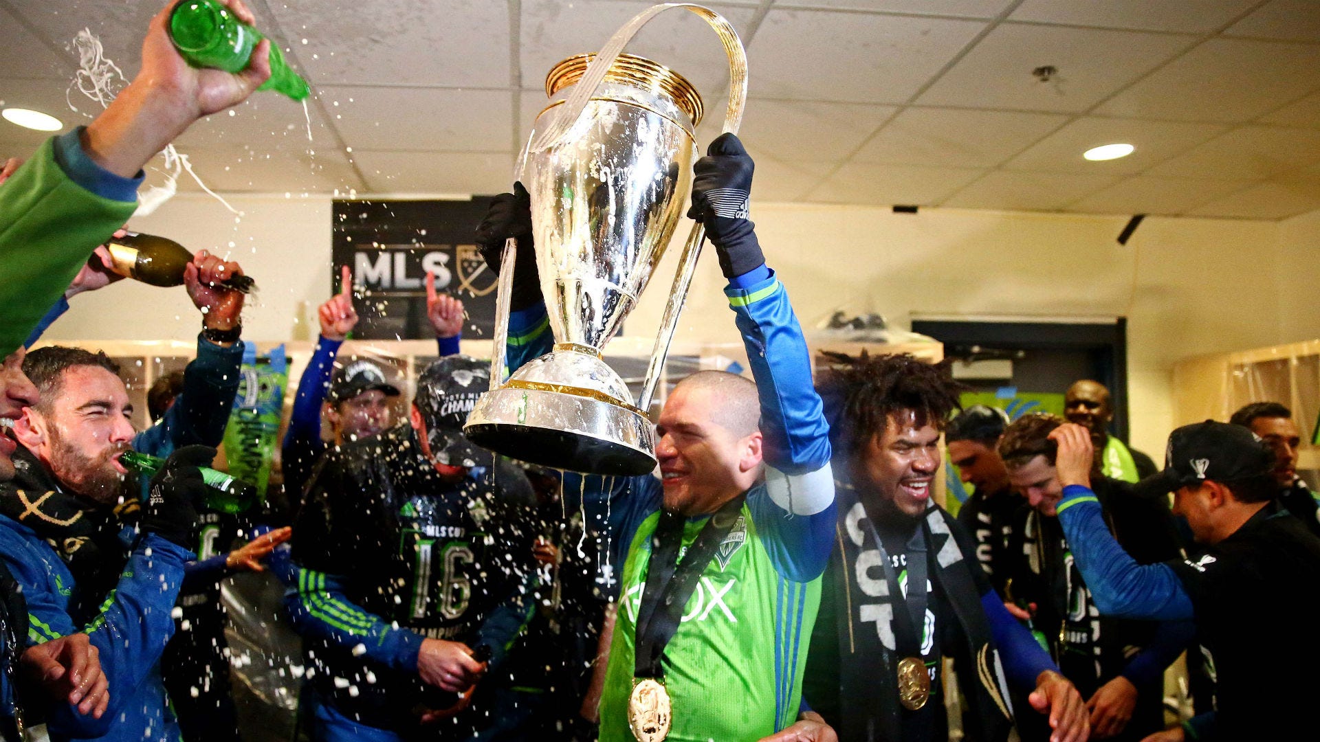 Osvaldo Alonso Seattle Sounders MLS Cup 121016