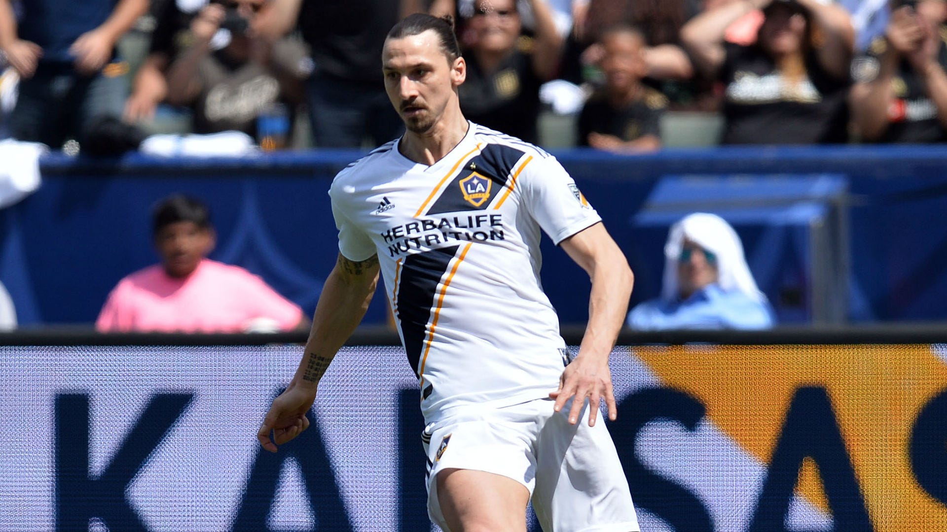 VIDEO: Zlatan Ibrahimovic cú đúp, giúp LA Galaxy thắng nghẹt thở Derby nước Mỹ