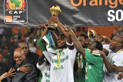 Joseph Yobo lifts Afcon trophy