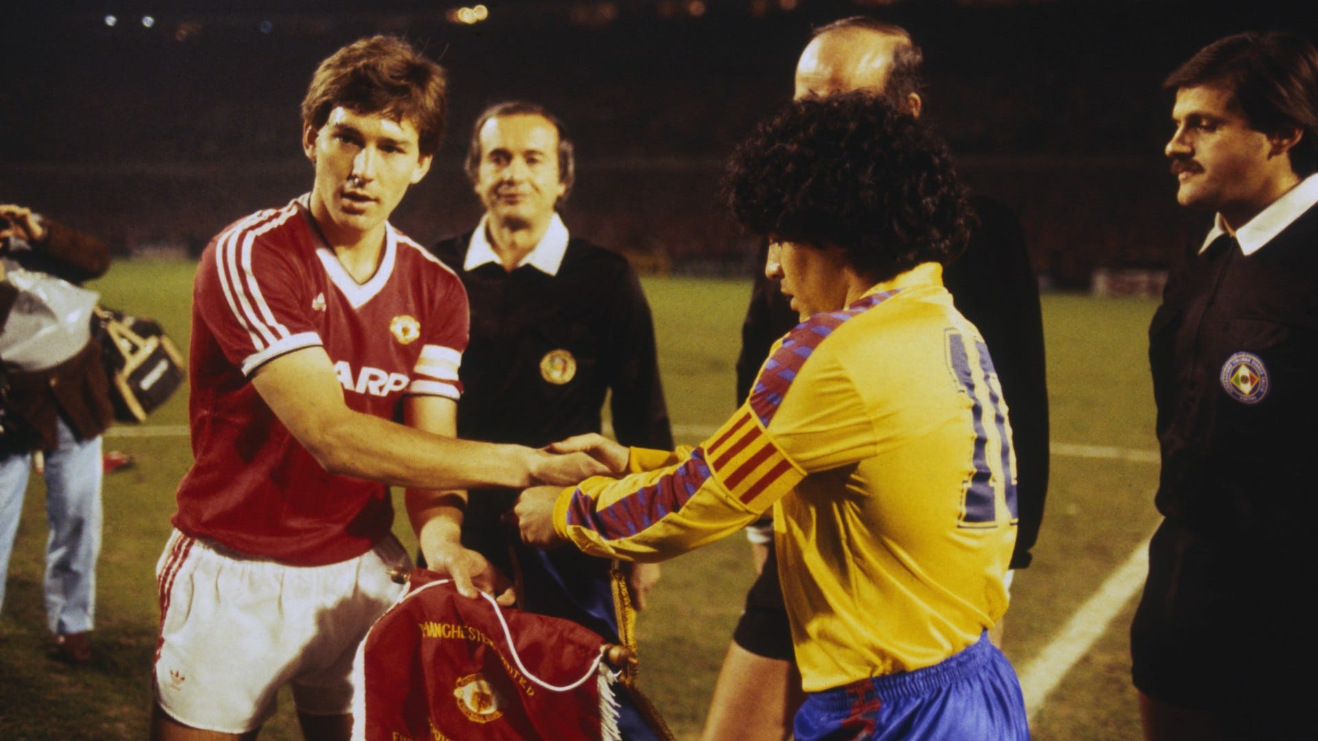Bryan-Robson-Maradona-Man-Utd-Barca-1984-tii