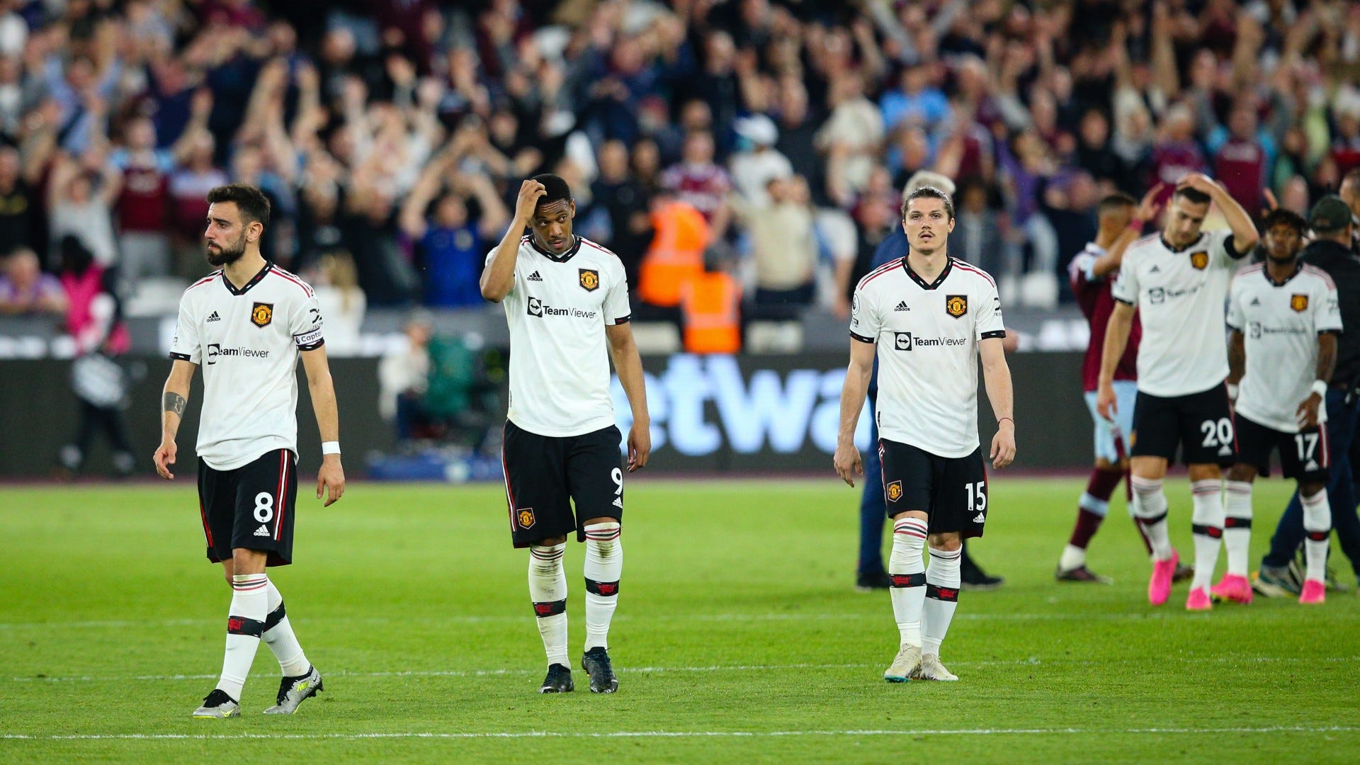 Manchester United players dejected vs West Ham 2022-23