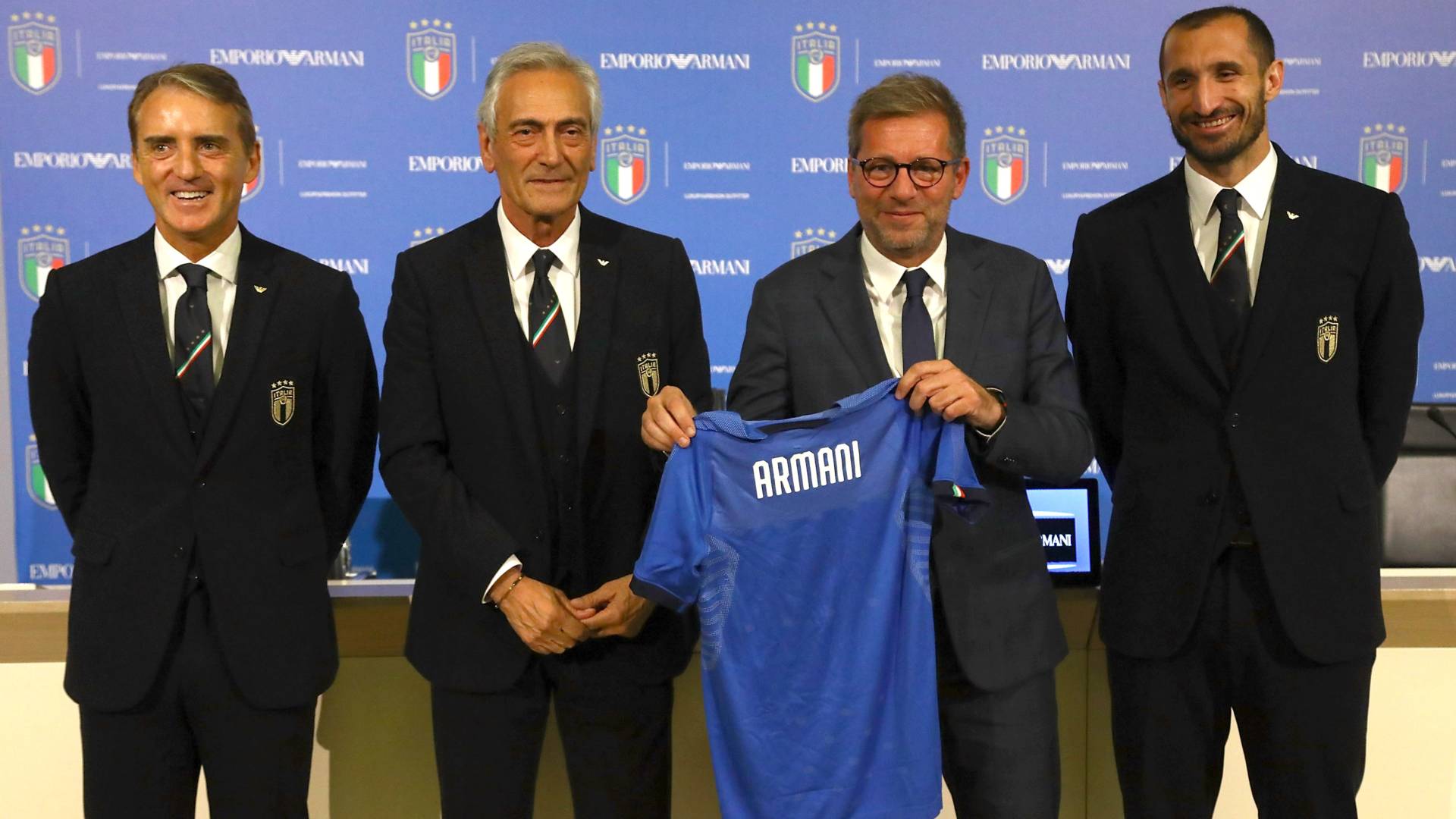 イタリア代表が25年ぶりにアルマーニとコラボ 新スーツは東京五輪世代も採用へ Goal Com