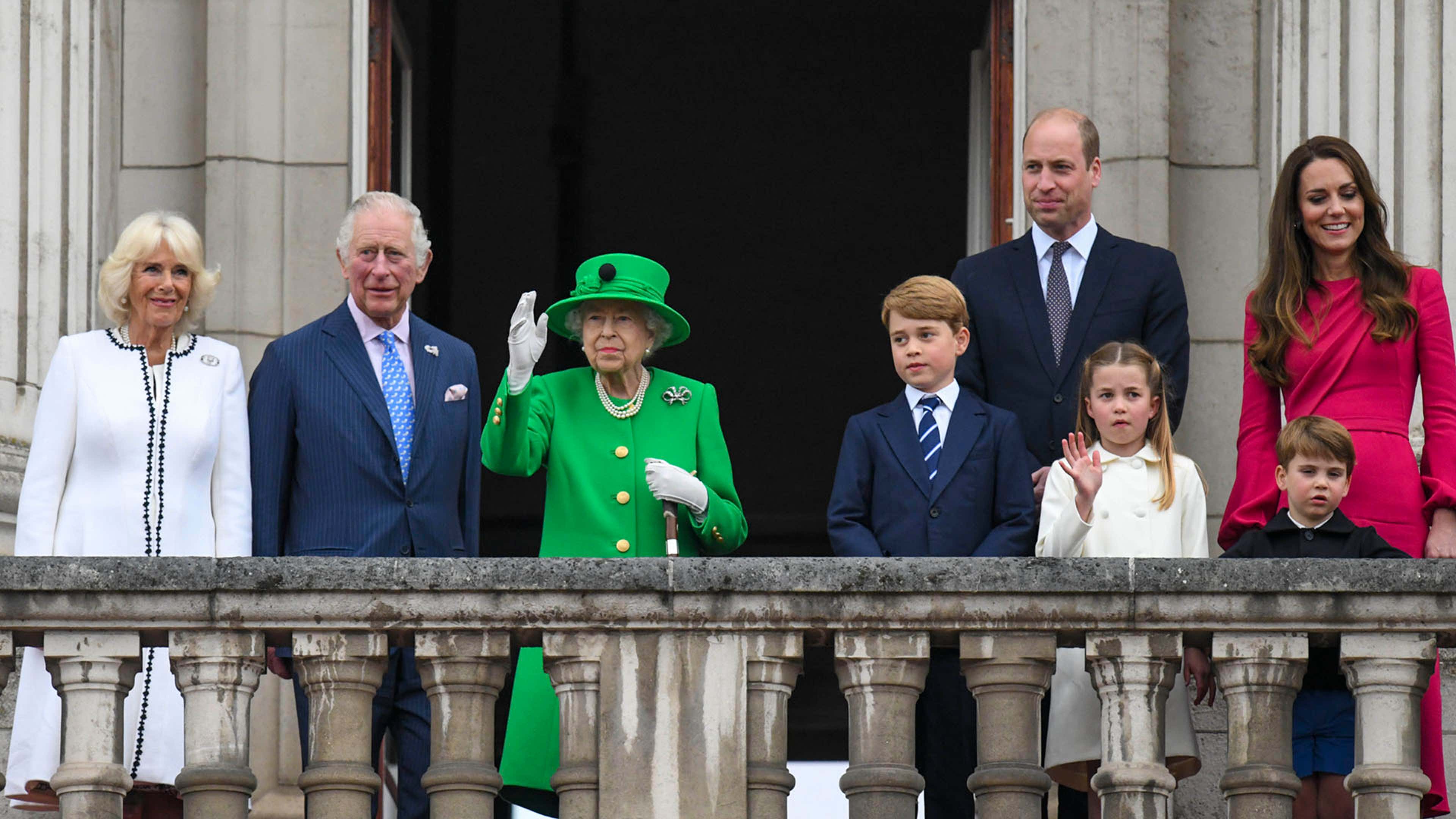 A família real britânica em 2022: Rainha Elizabeth II, Príncipe Charles, Camilla Parker-Bowles, Príncipe William, Kate Middleton e seus filhos, Príncipe George e Princessa Charlotte