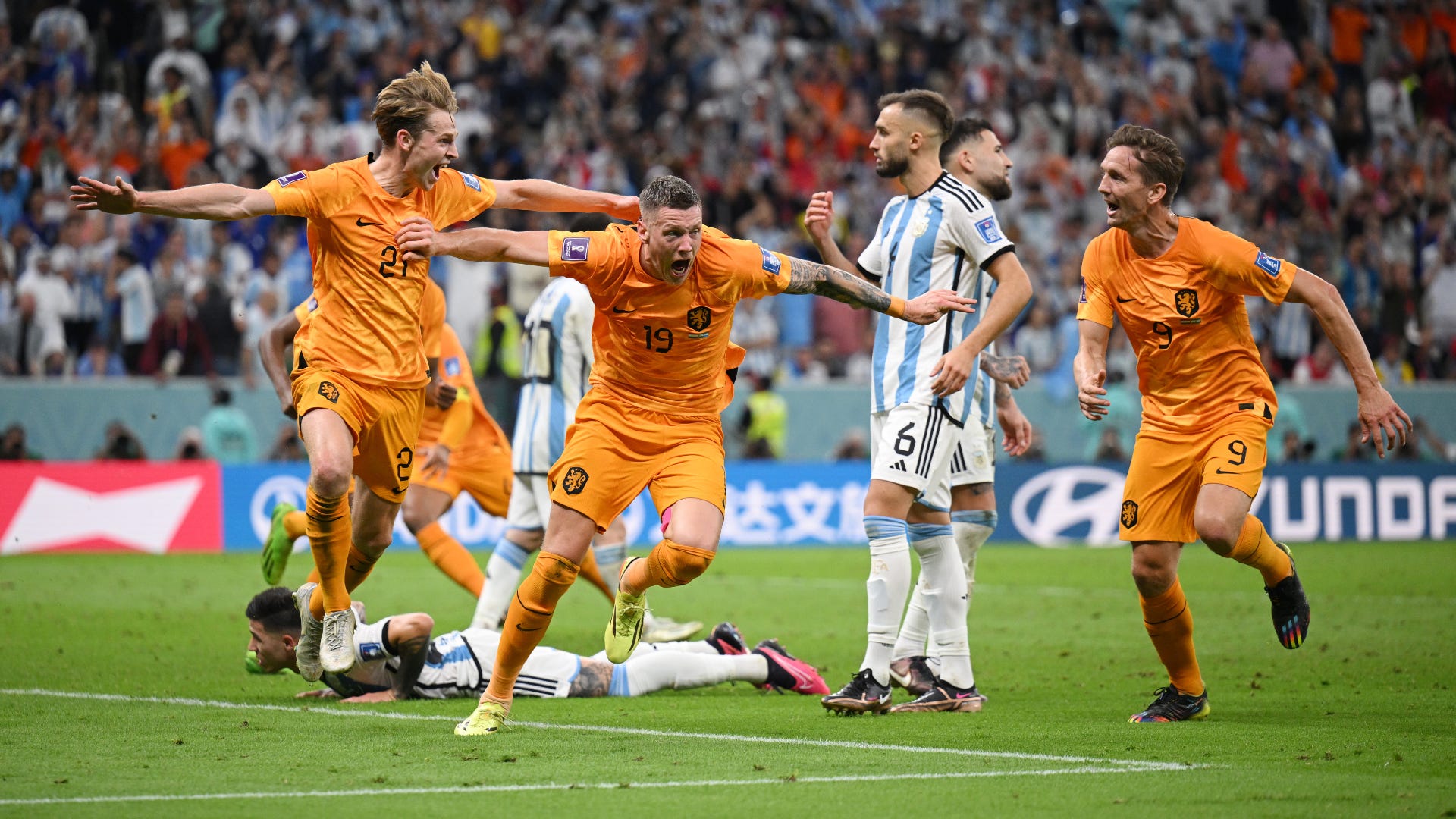 WATCH GENIUS! Netherlands force extra time against Argentina in World Cup quarter-final with outrageous 101st-minute free-kick routine Goal India