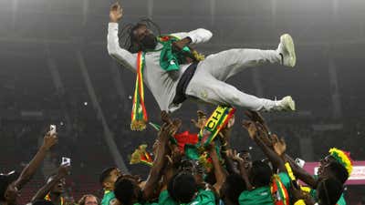 Senegal players launch Senegal coach Aliou Cissé.