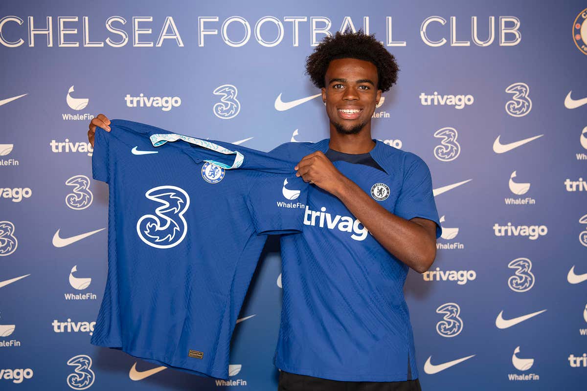 Chelsea complete £20m signing of teenage midfielder Carney Chukwuemeka from  Aston Villa | Goal.com
