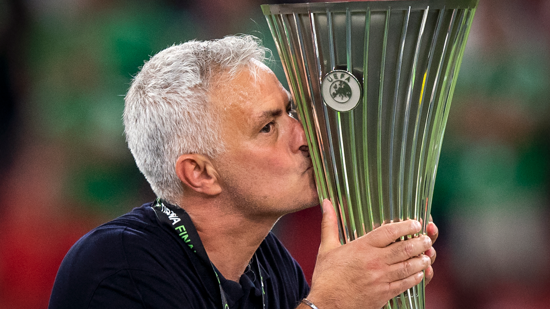 BEKIJK: Jose Mourinho trollt Nederlandse journalist met Conference League-sleutelhanger in hilarisch gebaar na Roma’s Europa League-overwinning