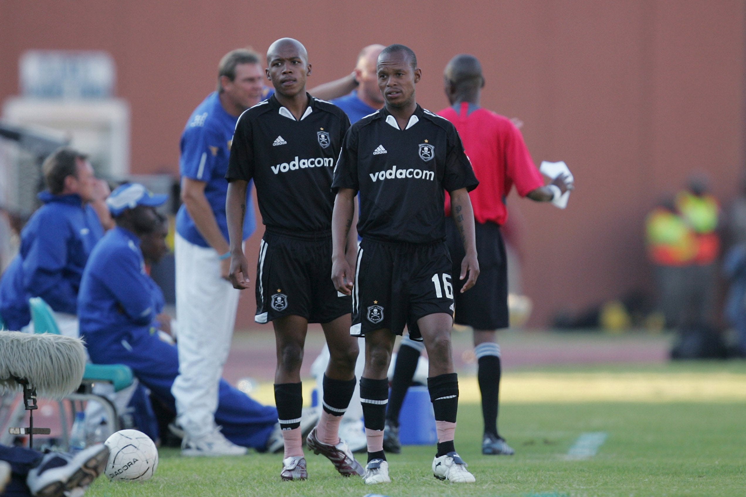 How Kaizer Chiefs & Orlando Pirates' Jerseys Mirror The Barcelona And  Juventus Kits