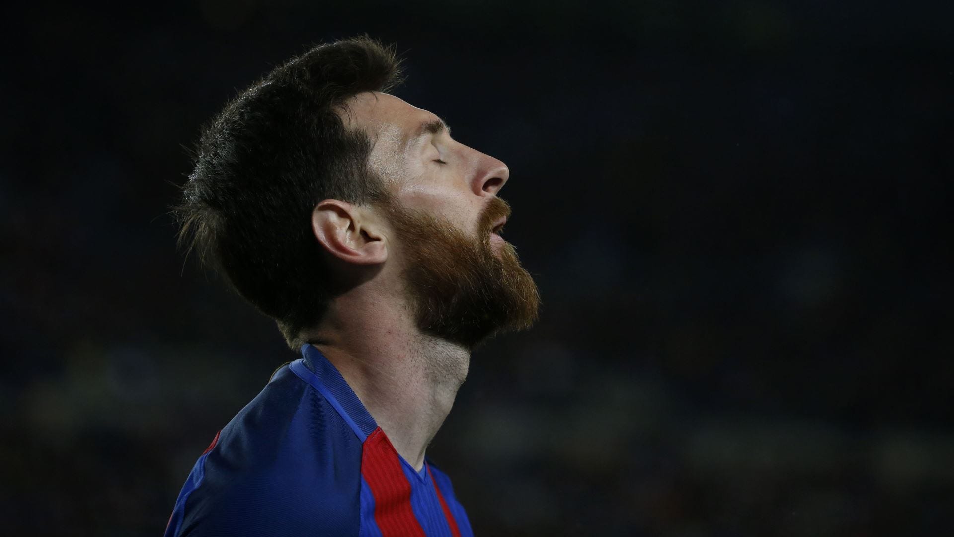 Hãy khám phá hình ảnh Messi kỉ lục buồn, với cảm xúc và nước mắt trong mắt anh, khi anh tiếp tục đẩy cận kề đến giới hạn của những gì mà có thể đạt được.
