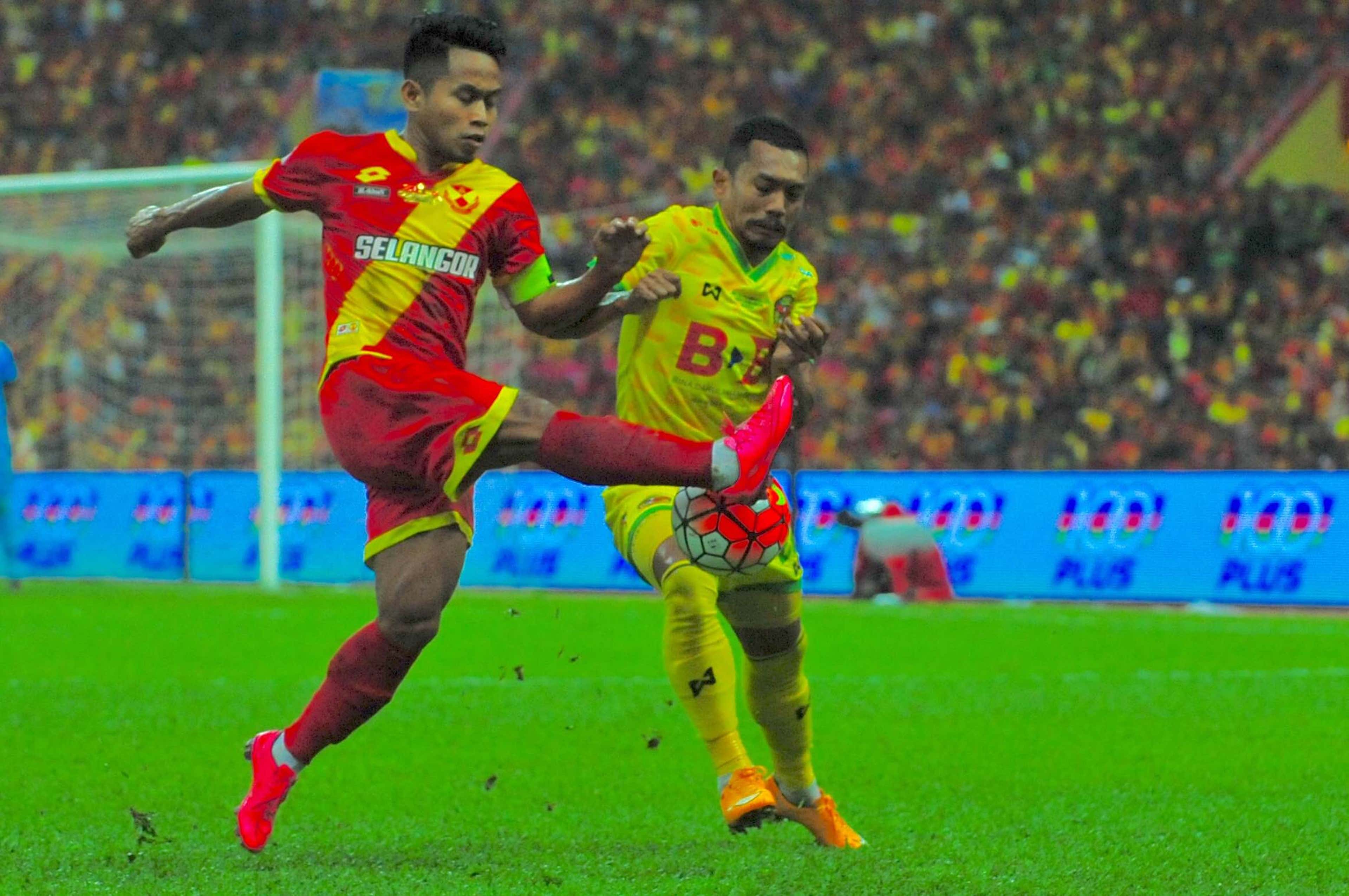 Selangor's Andik Vermansah clears the ball ahead of Kedah's Syazwan Zainon in the Malaysia Cup final 30/10/16