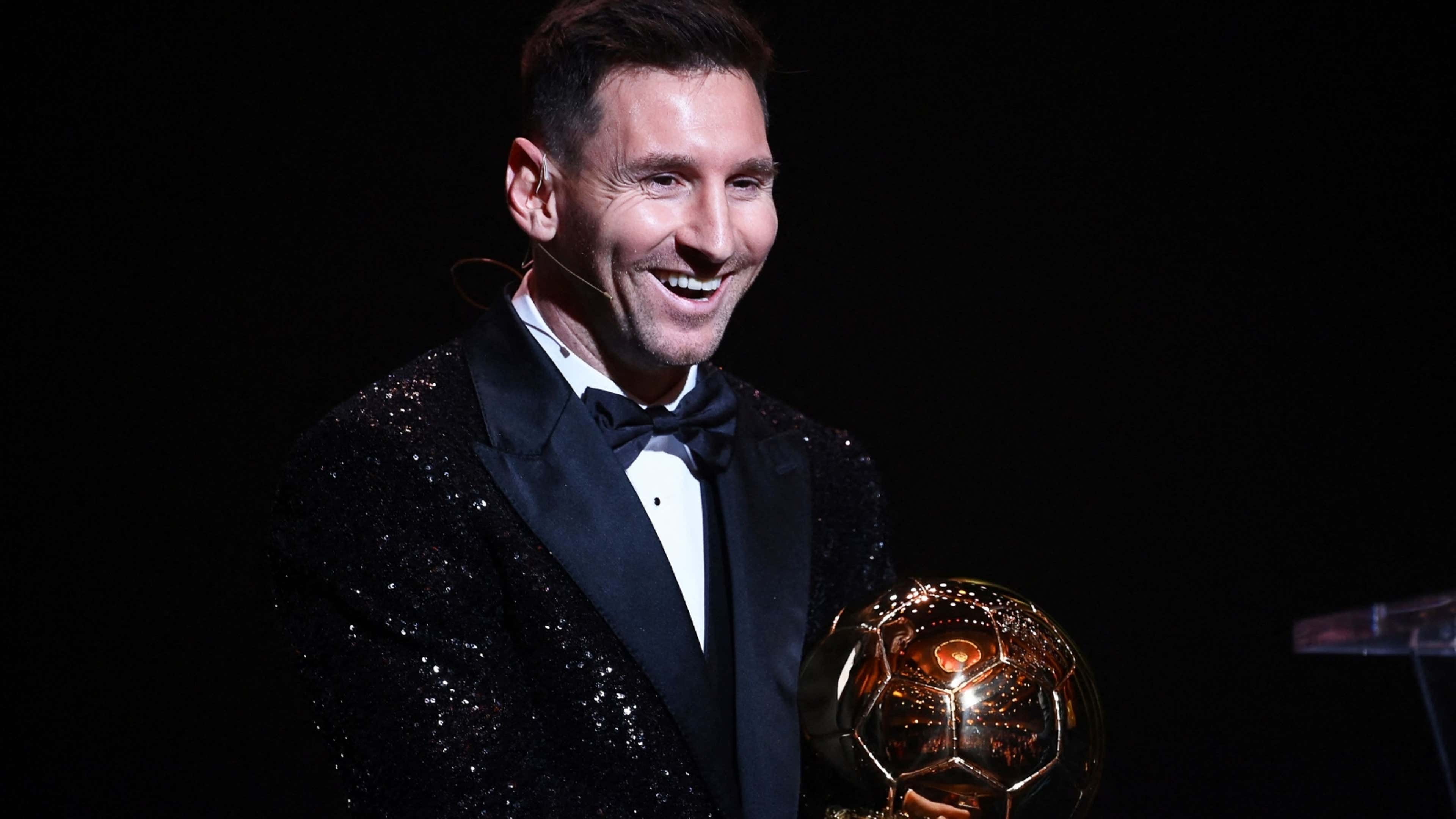 Кому вручали золотой. Лионель Месси золотой мяч. Месси золотой мяч 2021. Messi Ballon dor 2021. Лионель Месси 2021.
