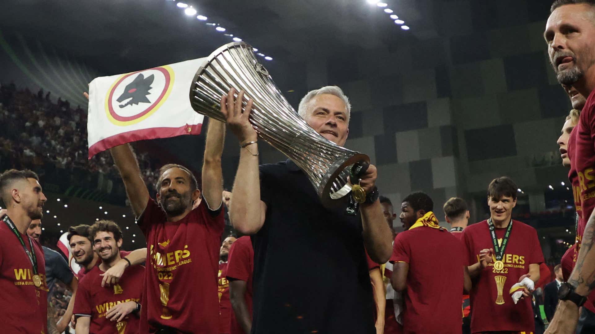 Mourinho Roma celebrating Conference League