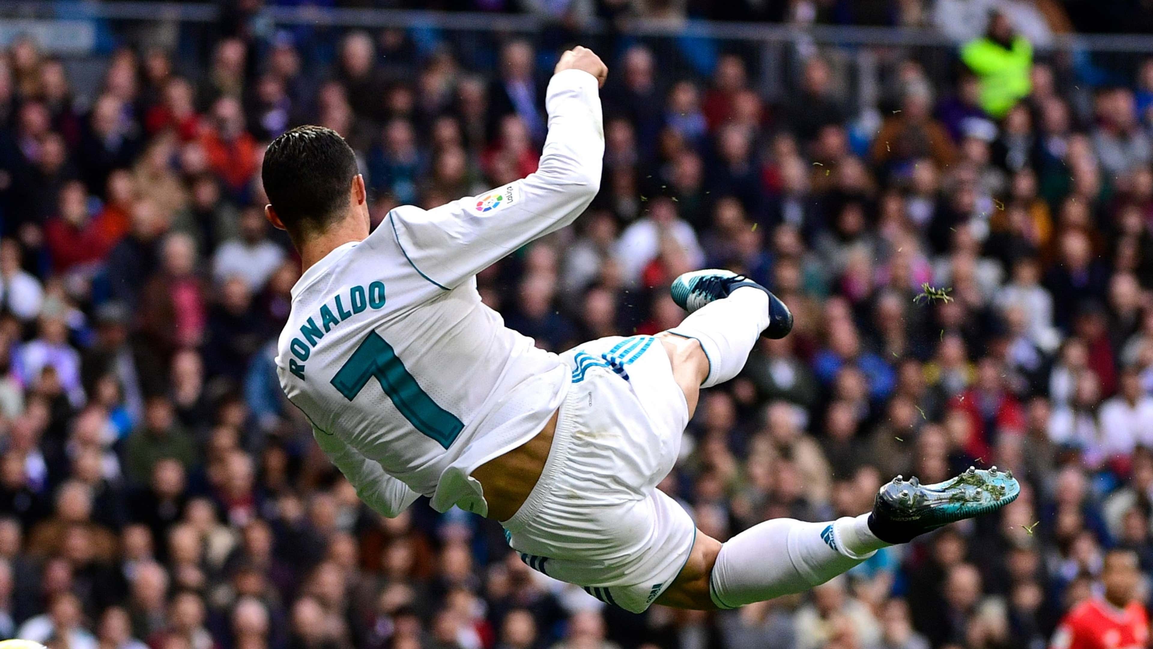 Удар через себя в футболе. Криштиану Роналду удар через себя. Cristiano Ronaldo через себя. Роналду удар через себя. Роналду удар через себя Реал Мадрид.