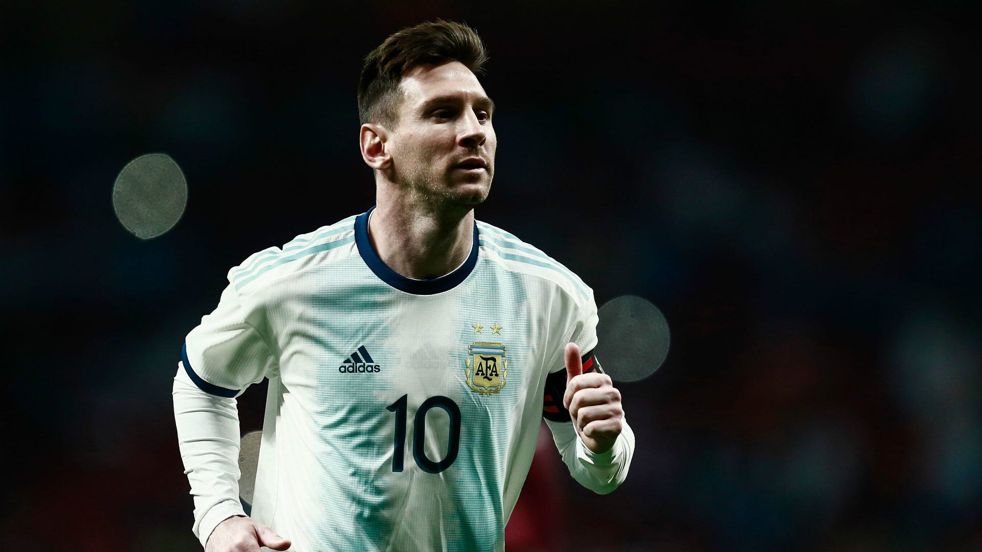 Bức hình của Messi sẽ khiến bạn phải ngắm nhìn mãi không thôi! Siêu sao bóng đá người Argentina này với kỹ thuật điêu luyện và những bàn thắng đẹp mắt luôn thu hút sự chú ý của các fan hâm mộ trên khắp thế giới. Nếu bạn là một fan của Messi, bạn không nên bỏ qua bức hình này!