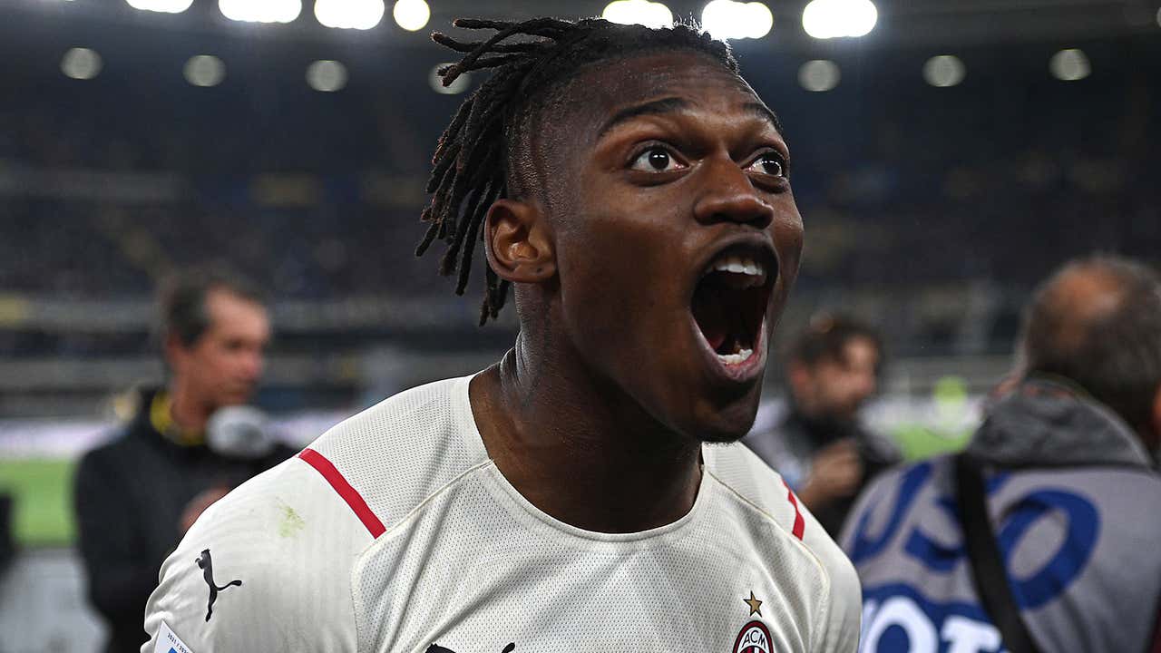 Torcedor do Milan ameaça amputar a perna por rumores de transferência de Leão – e atacante responde