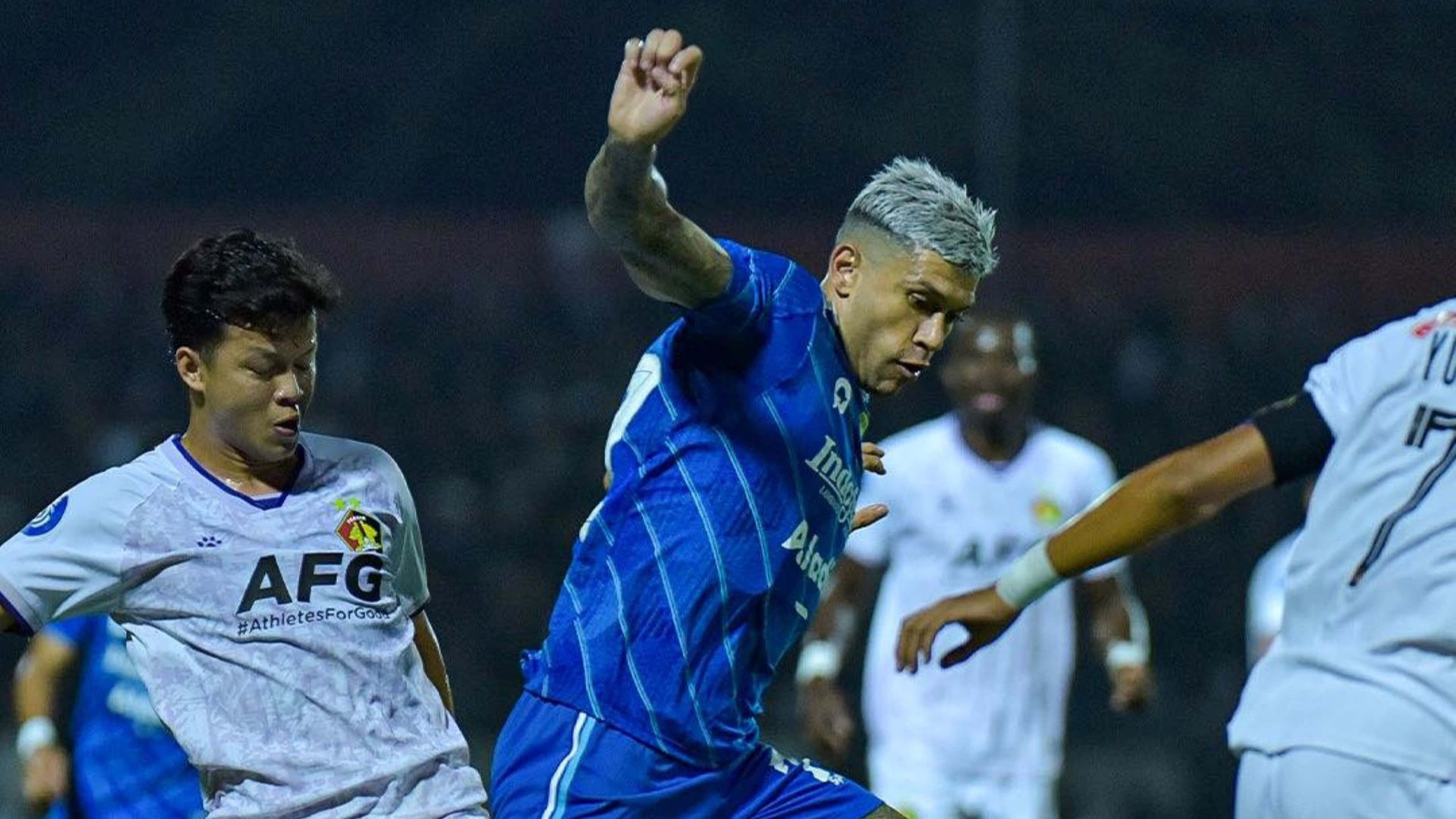 Persib Bandung Kerja Keras Taklukkan Sepuluh Pemain Persik Kediri |  Goal.com Indonesia