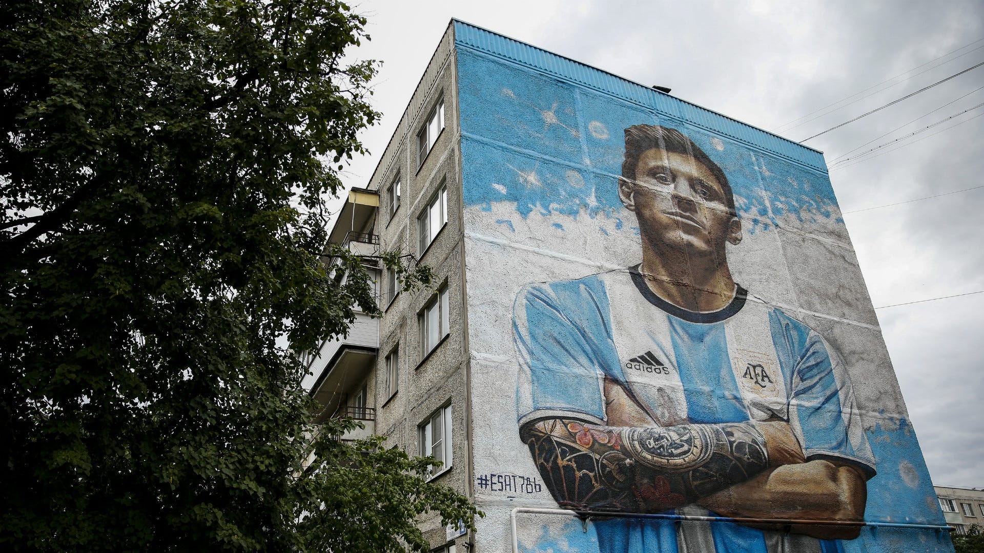 Lionel Messi - một chân dung nghệ thuật tuyệt đẹp, tương truyền đã được vẽ bởi một họa sĩ tài ba. Hãy xem qua tấm ảnh nhỏ này để có một cái nhìn sâu sắc về cầu thủ xuất sắc này và tình yêu của người hâm mộ dành cho anh ấy.