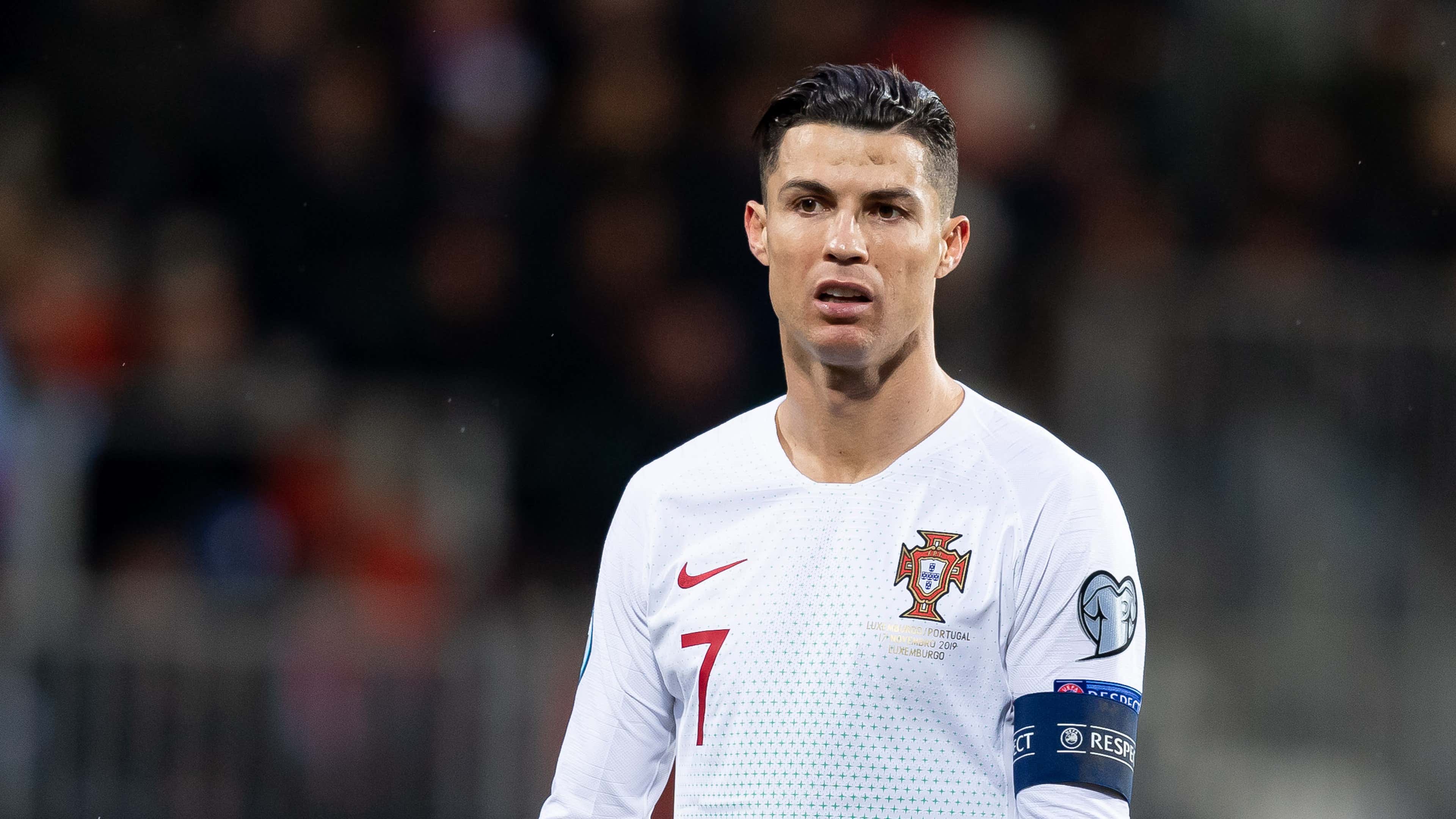 vagabond udløb Perennial Ronaldo reprimanded for not wearing a mask while watching Portugal |  Goal.com