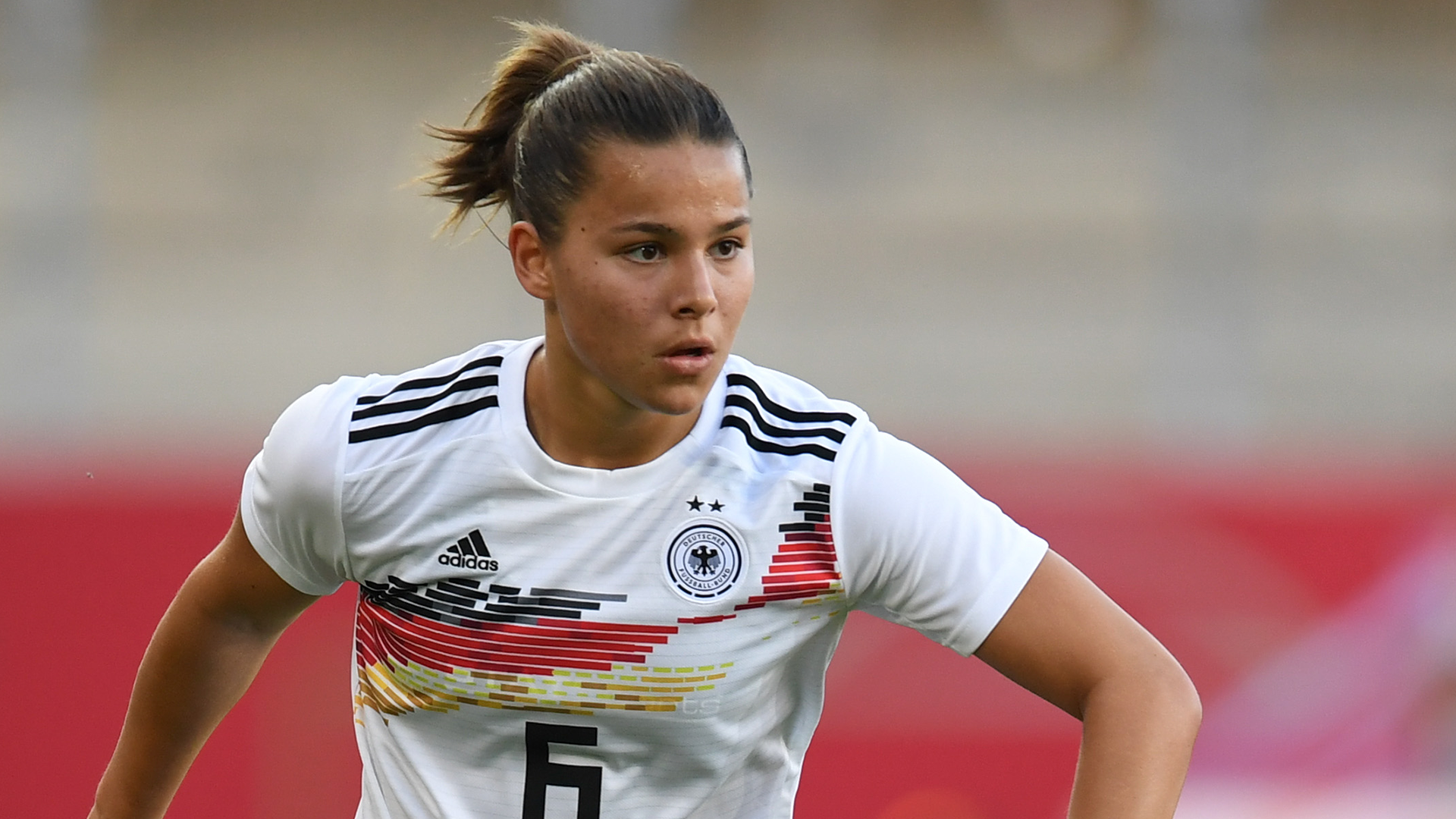Lena Oberdorf con la maglia della Nazionale tedesca