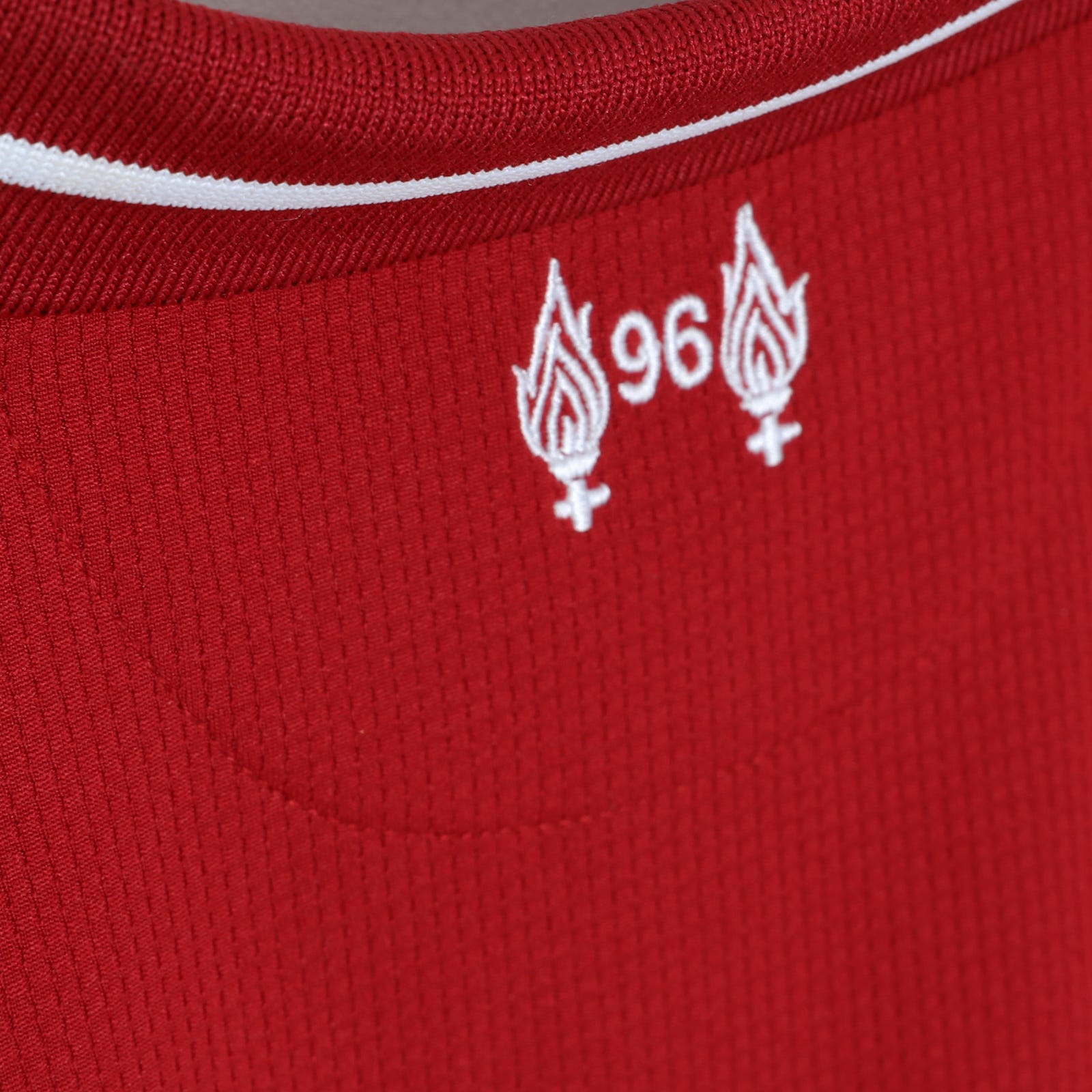 Khám phá từng chi tiết trên áo đấu mới của Liverpool mùa 2018-19 ...