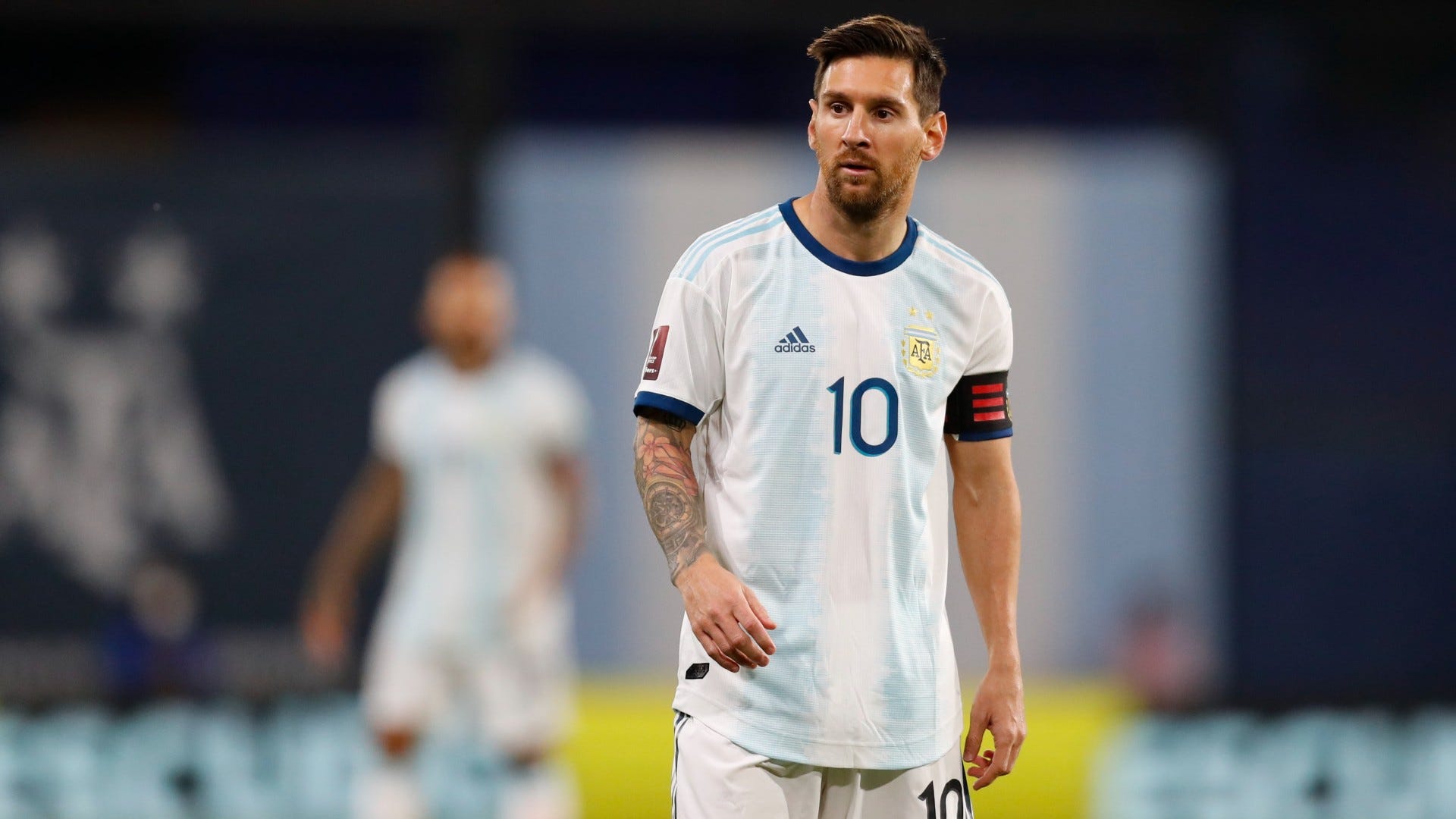 Xem hình ảnh của siêu sao bóng đá nổi tiếng Lionel Messi trong trang phục của Barcelona và Argentina. Các đường cong của anh ta trên sân cỏ sẽ khiến bạn trầm trồ và ngưỡng mộ không ngừng.