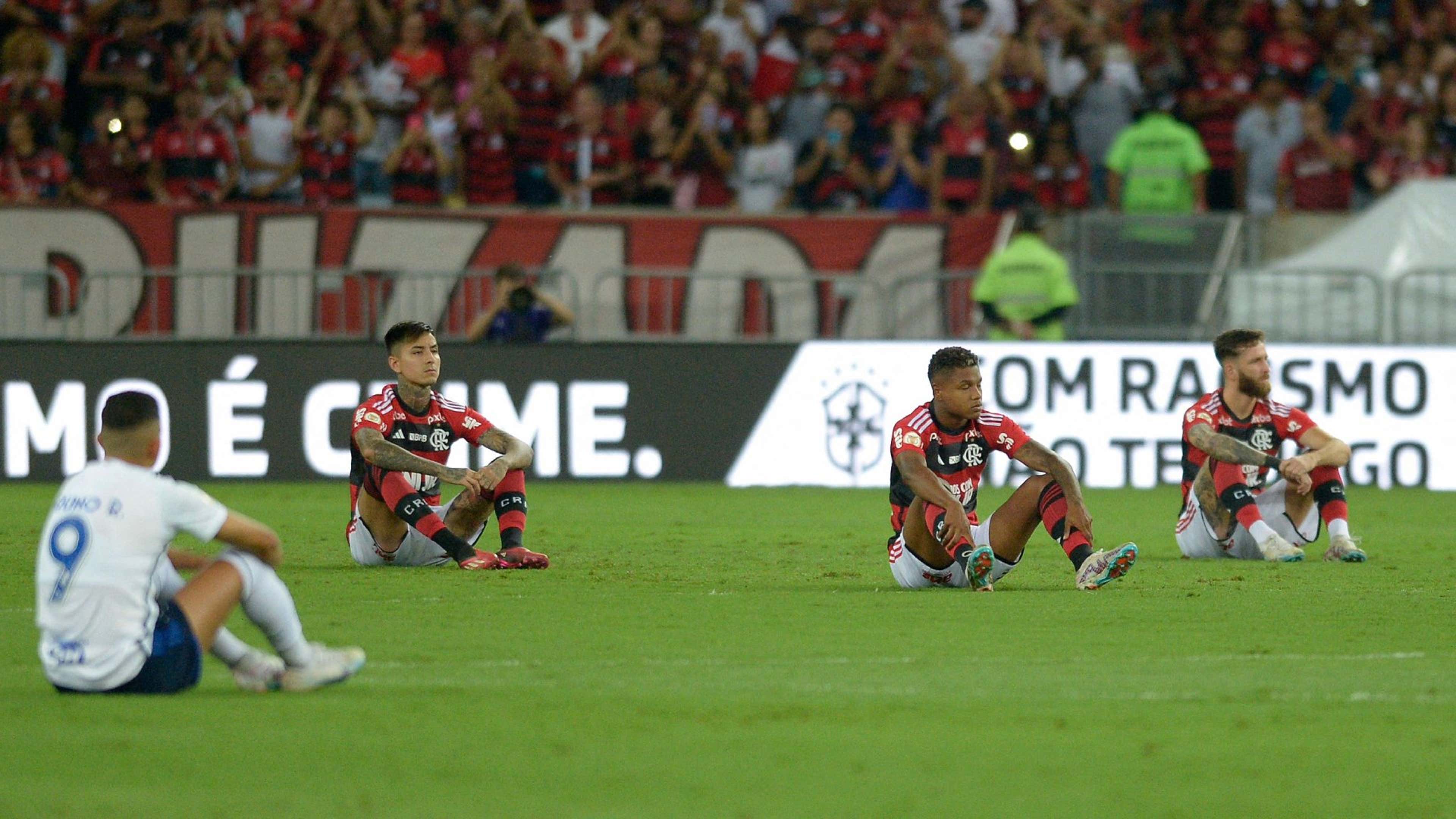 Flamengo Cruzeiro sit-down Vinicius Junior 2023 (2)