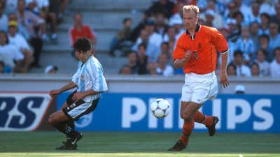 Dennis Bergkamp Roberto Ayala Netherlands Argentina 1998 World Cup