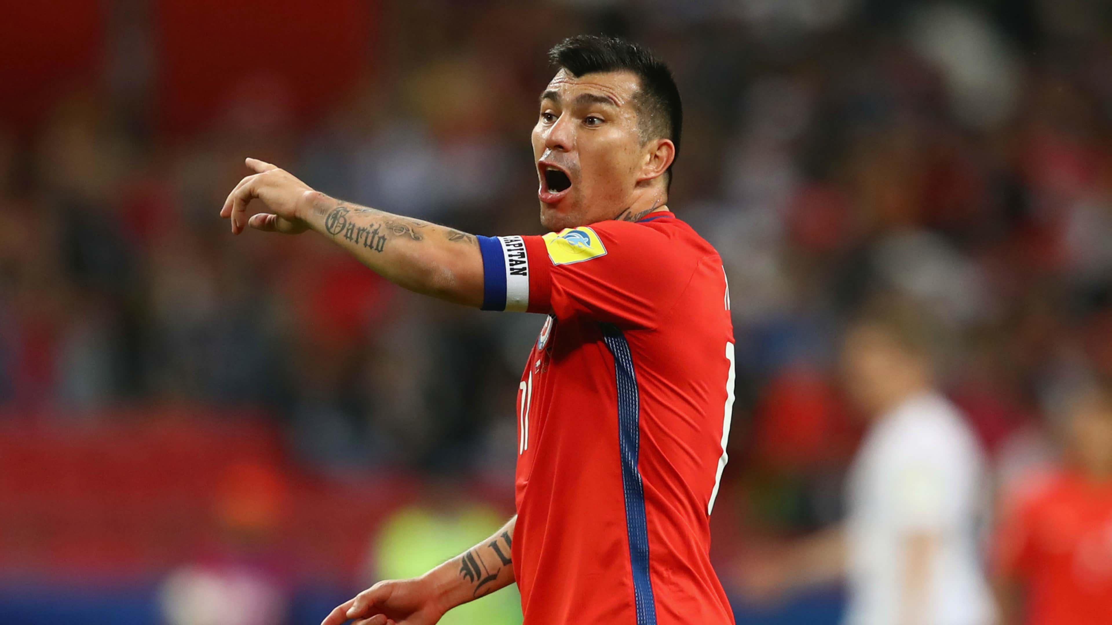 Gary Medel with Chile shirt