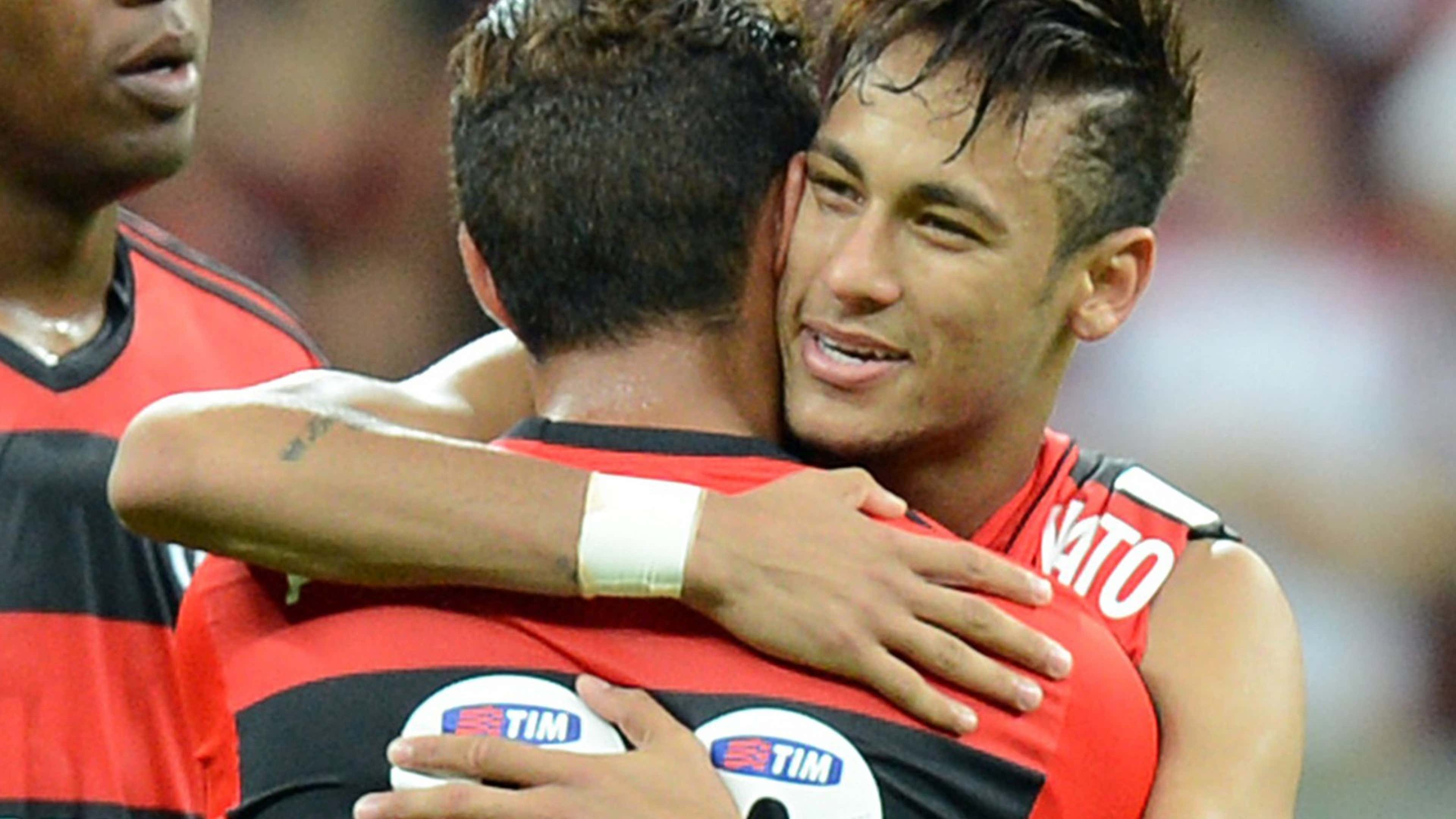 Neymar abraça jogador do Flamengo em 2013